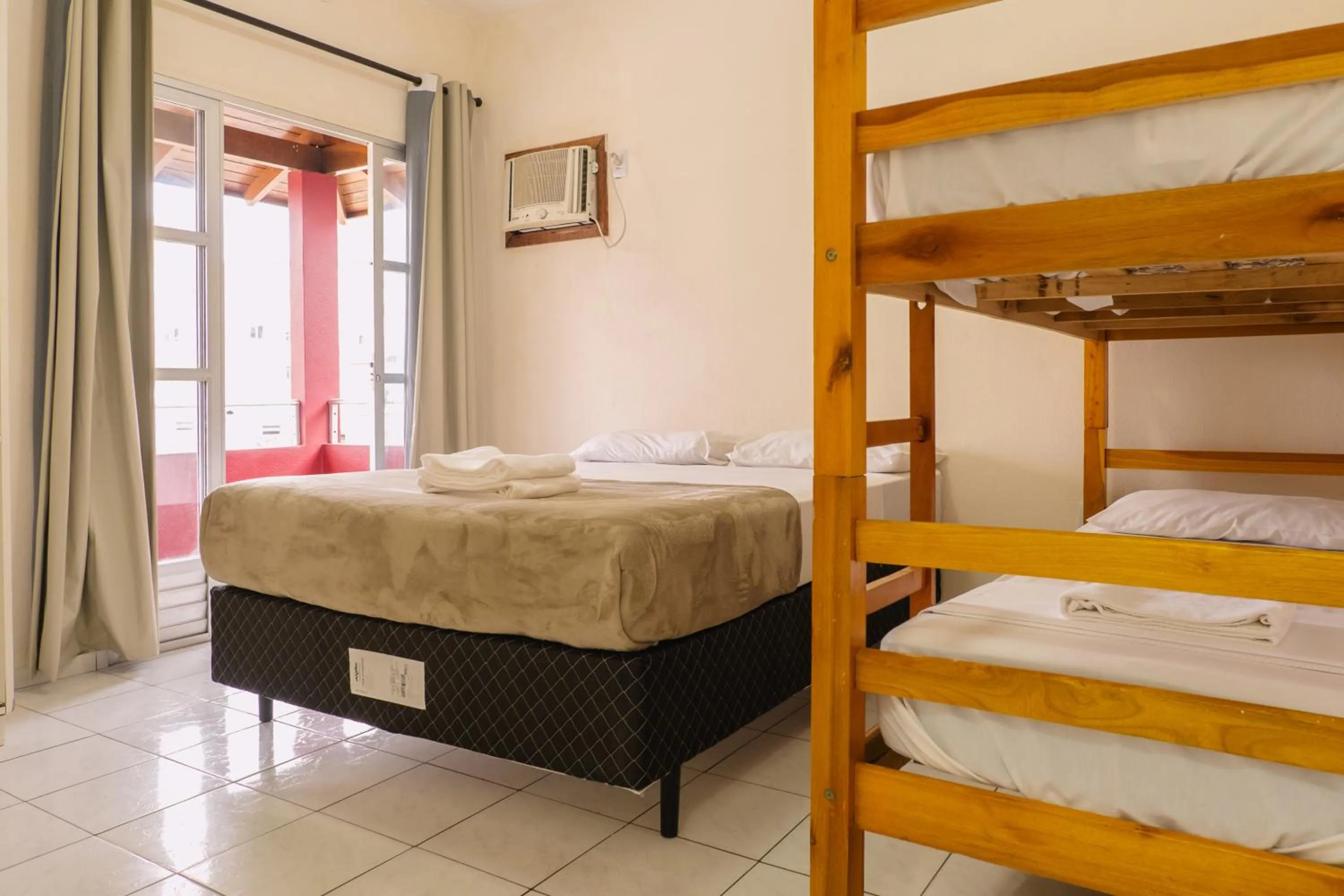 Bed in HANNA Amsterdam Hotel & Eventos