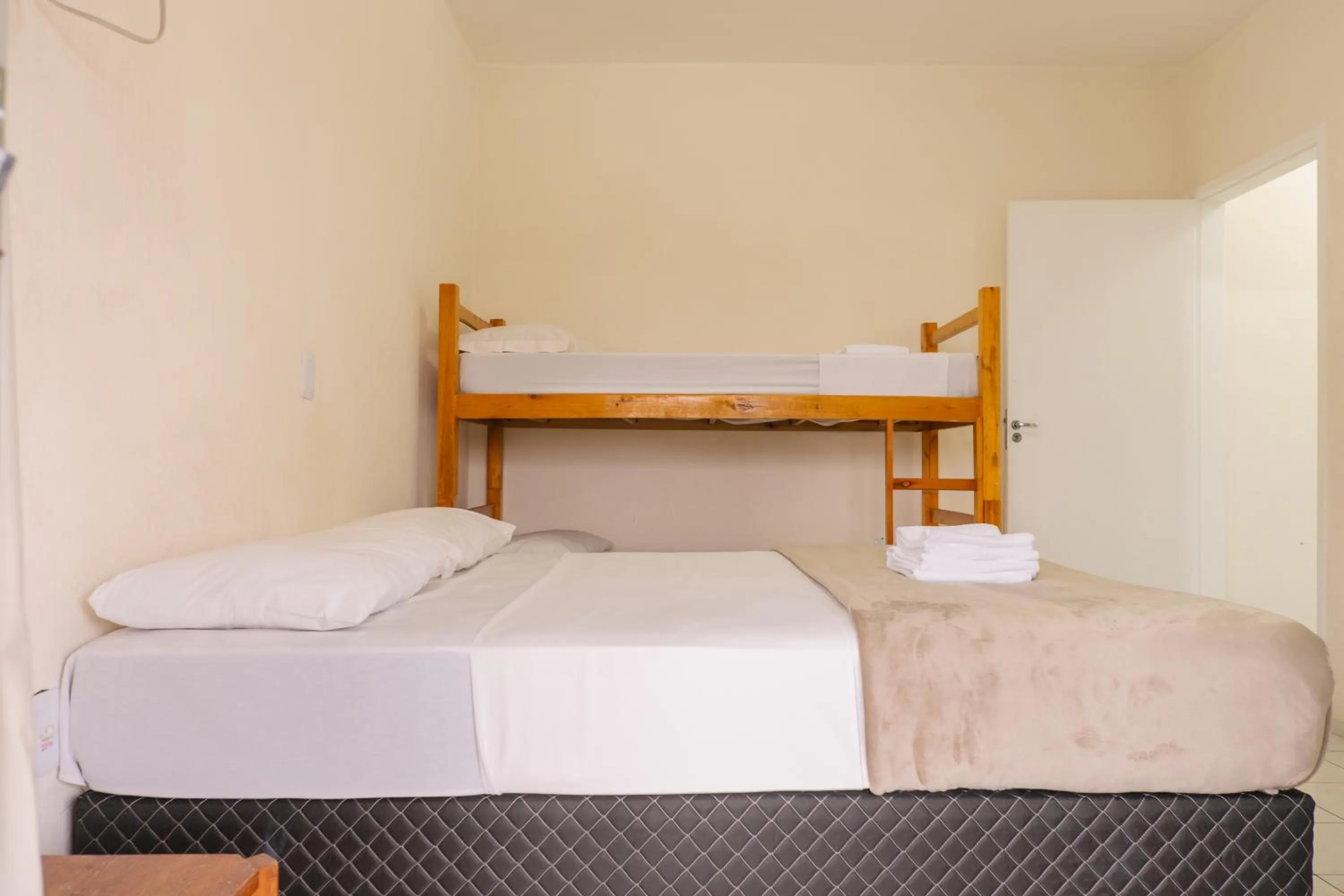 Bed in HANNA Amsterdam Hotel & Eventos