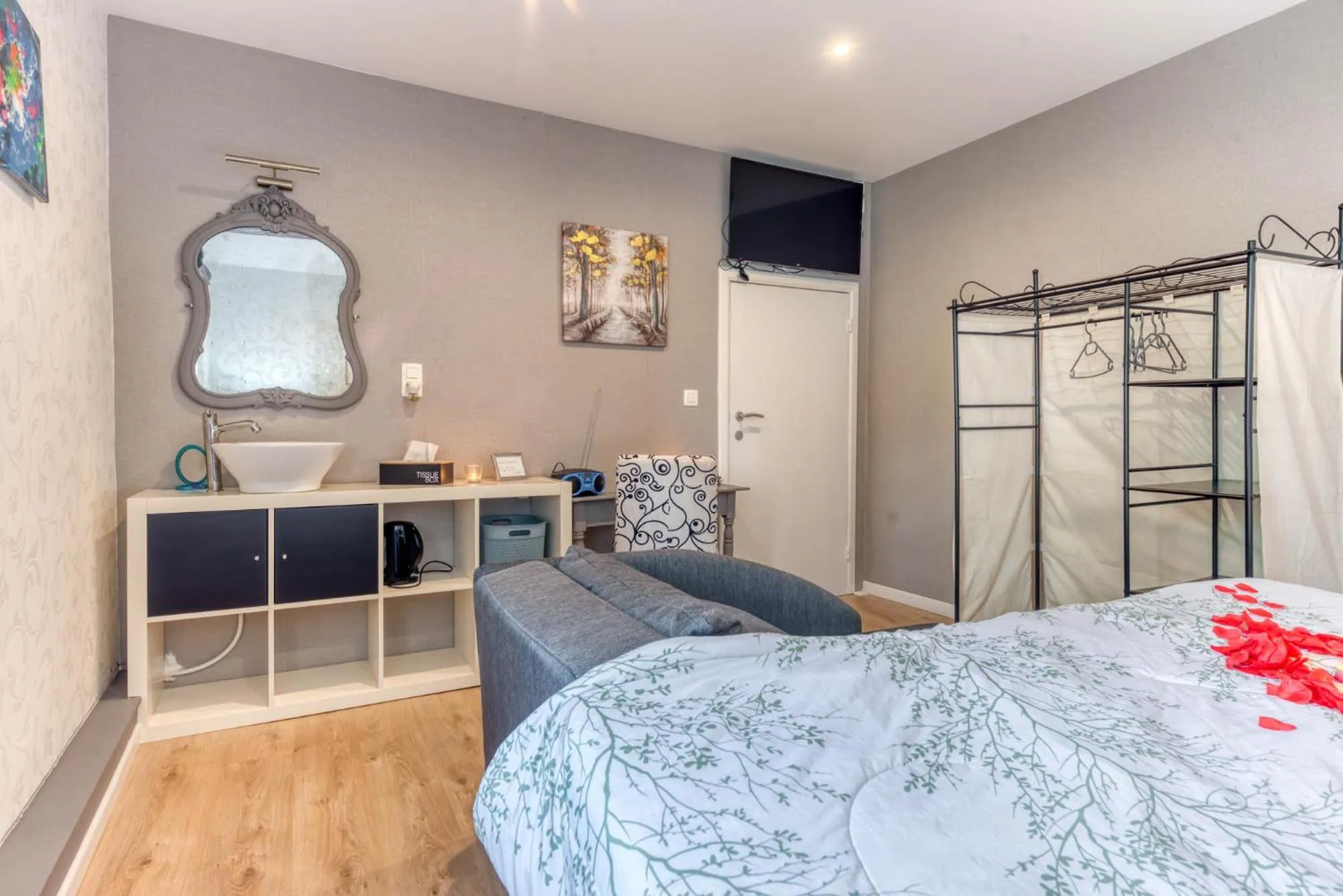 Bedroom, Bed in Centre Au Chardon