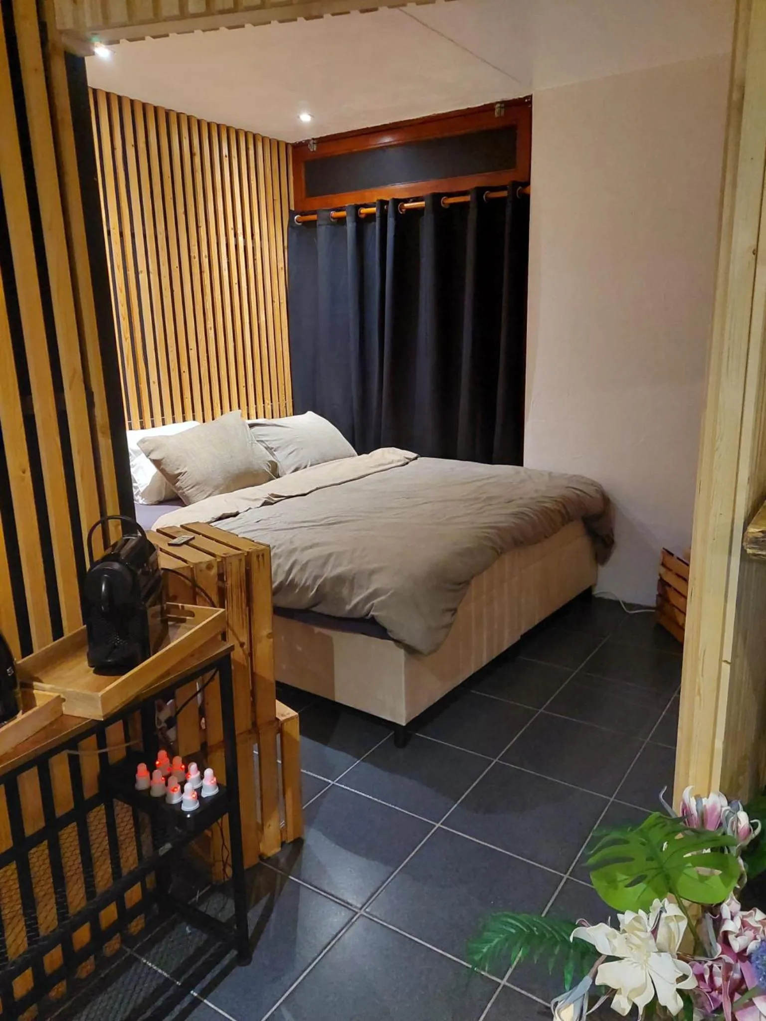 Bedroom, Bed in Centre Au Chardon