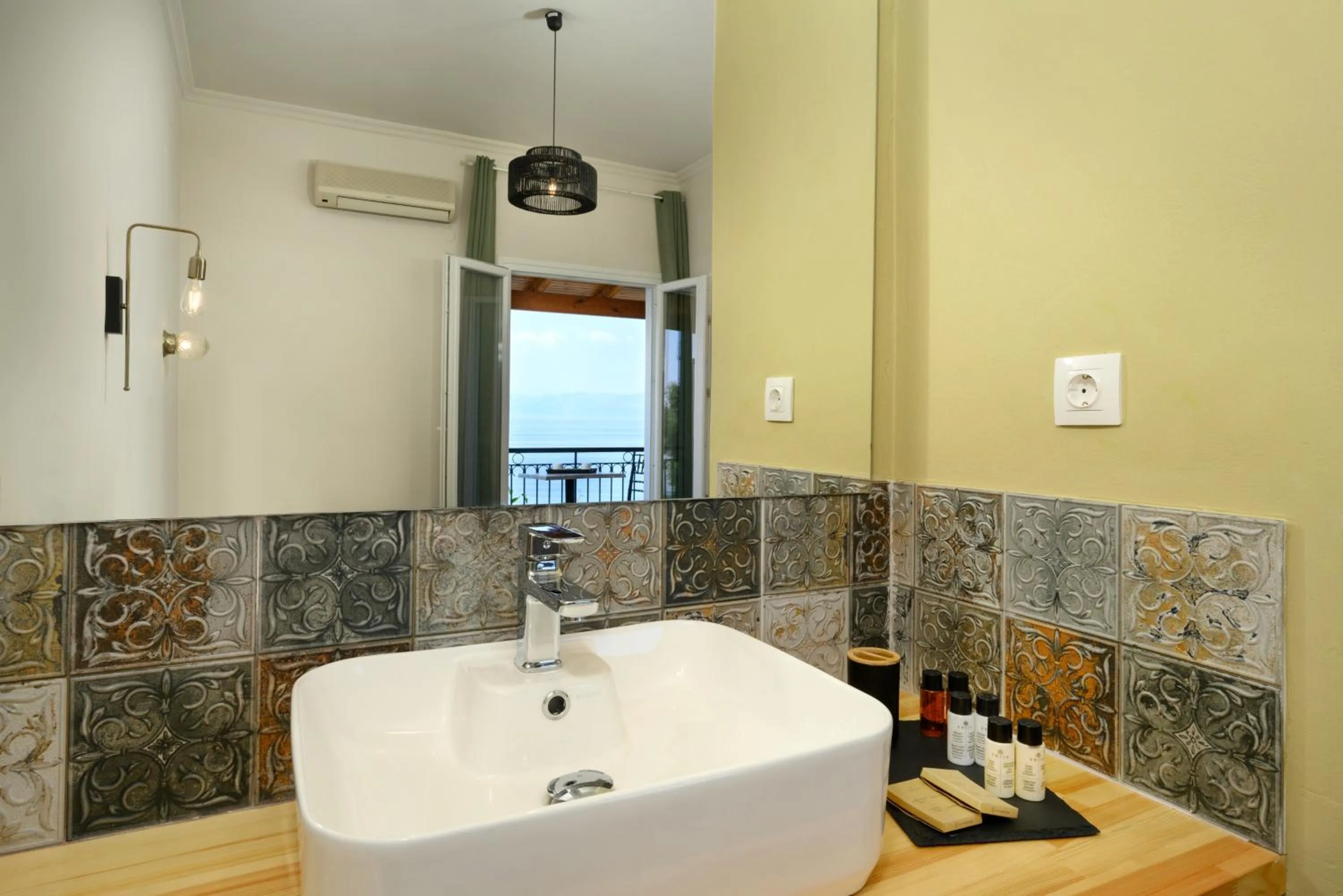 Batelo - Adults Only