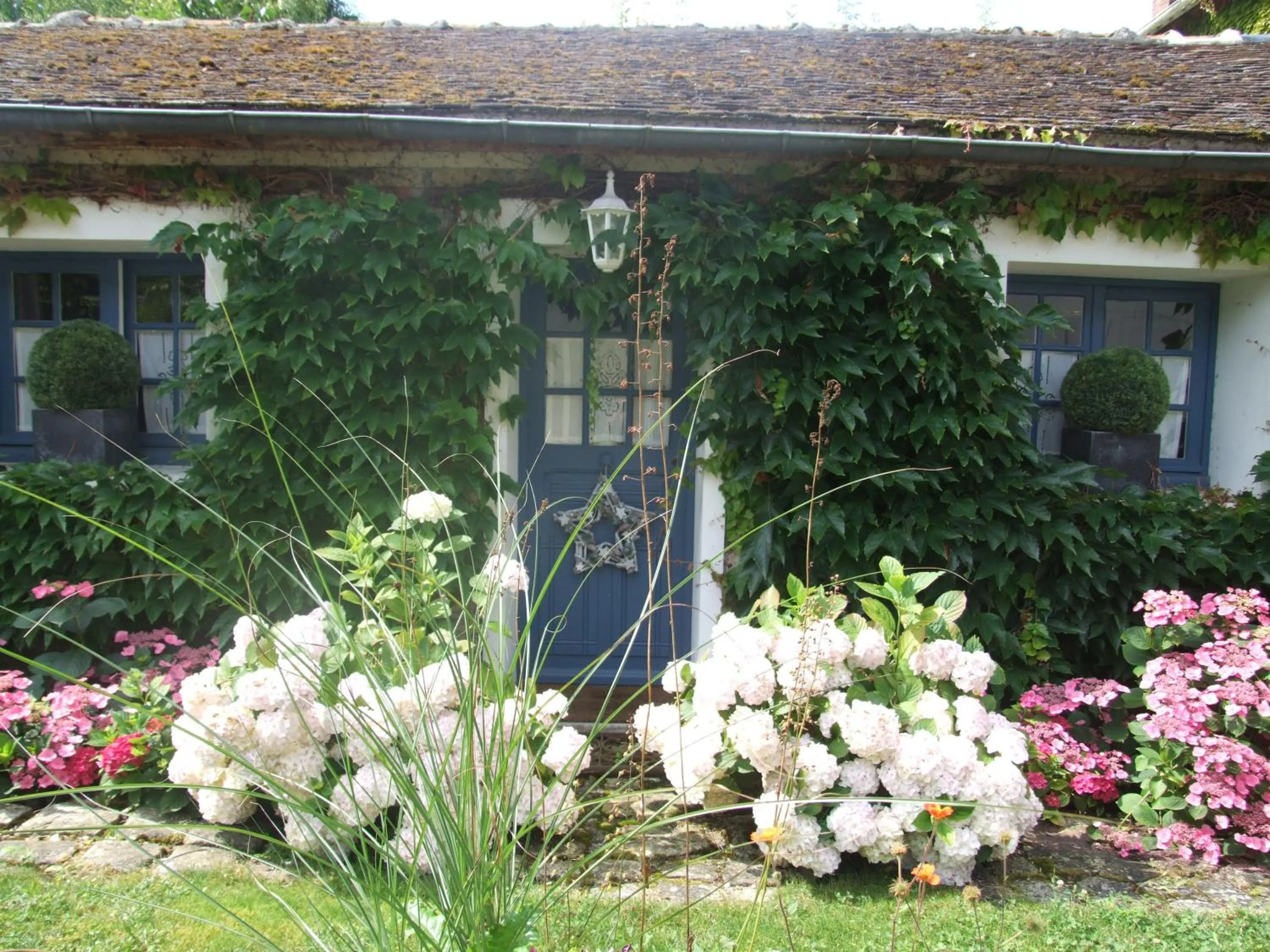 Facade/entrance in Les Glycines