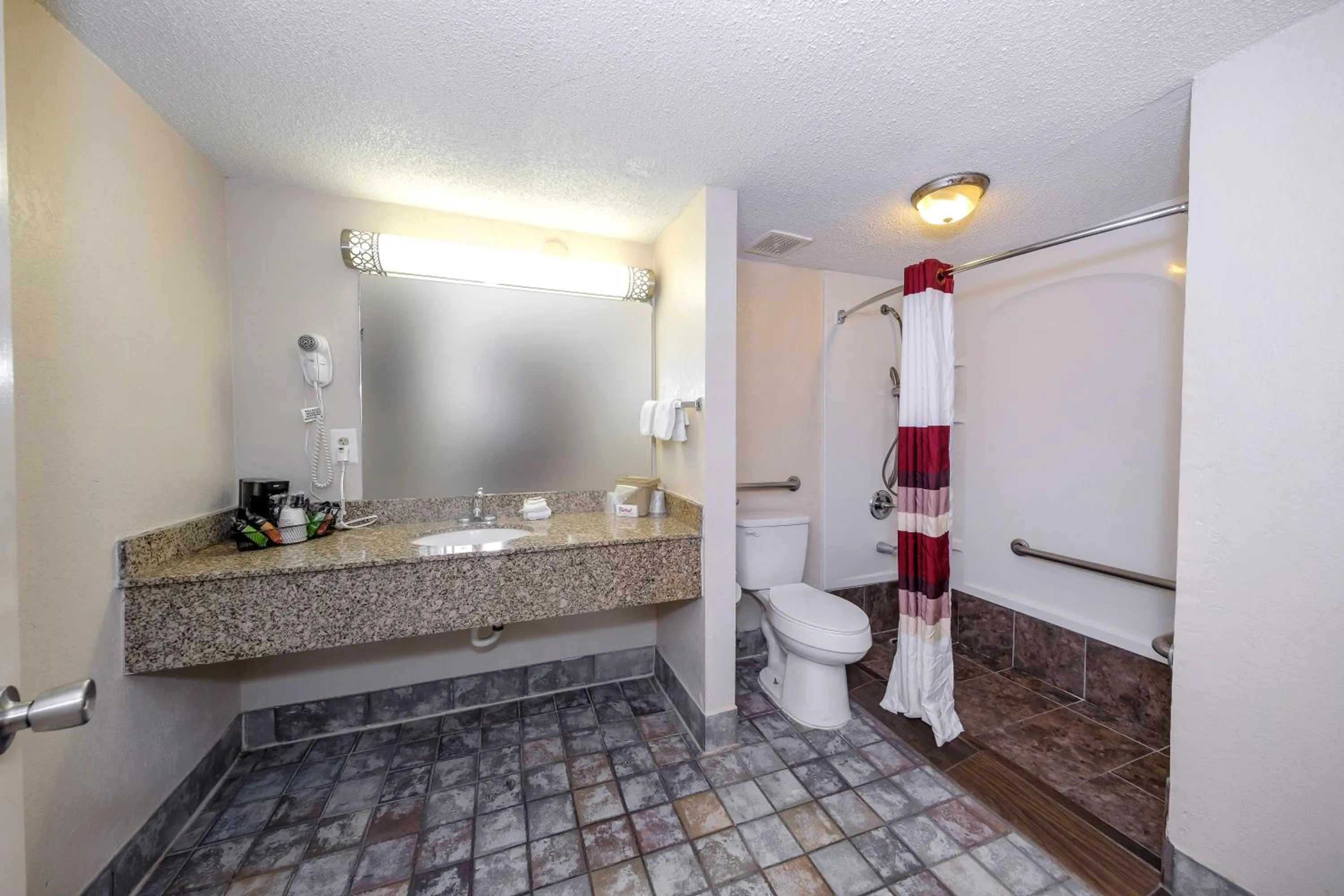 Bathroom in Red Roof Inn Atlanta - Suwanee/Mall of Georgia