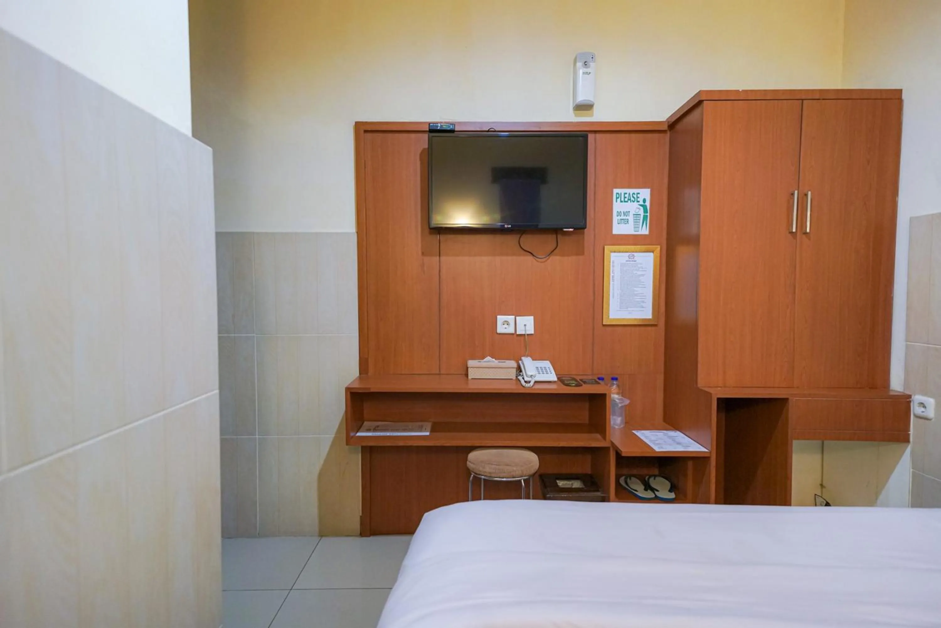 Bedroom, Bed in Urbanview Hotel 58 Bintaro