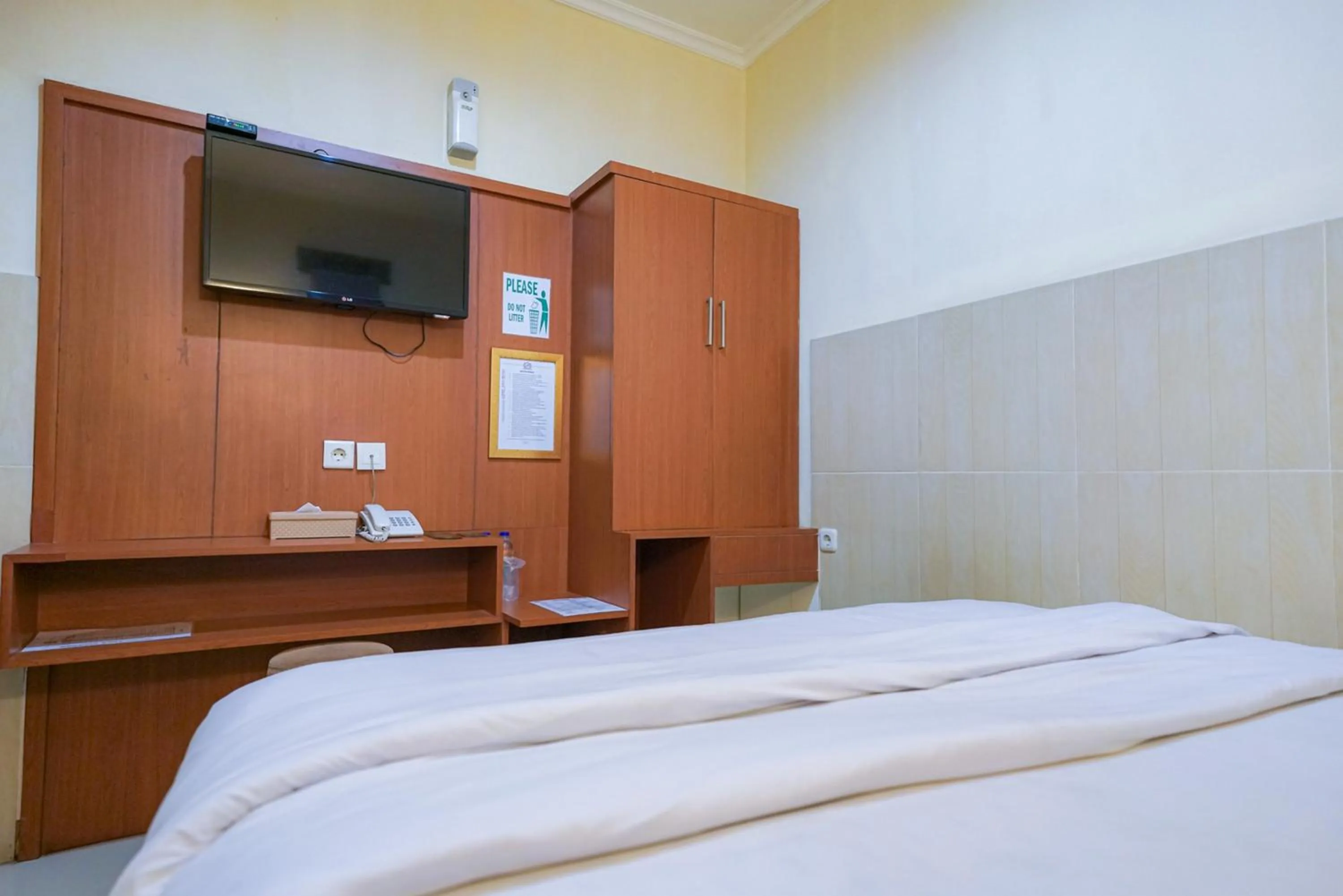 Bedroom, Bed in Urbanview Hotel 58 Bintaro