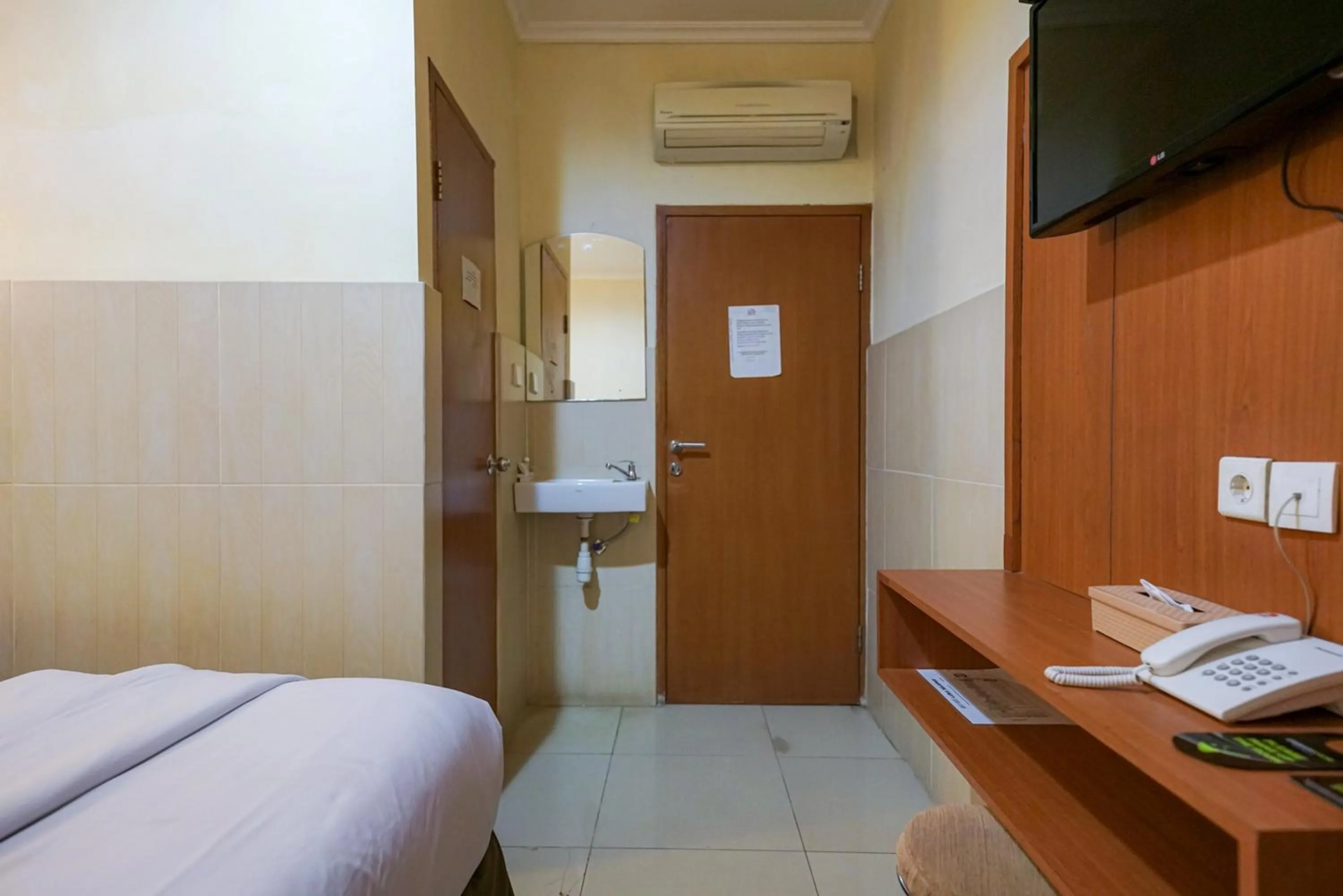 Bedroom, Bed in Urbanview Hotel 58 Bintaro