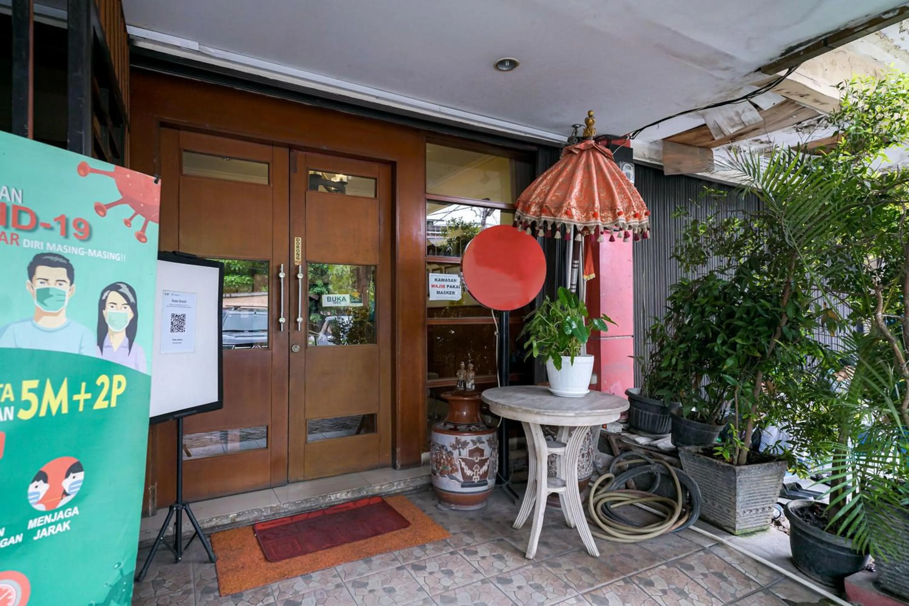 Facade/entrance in Urbanview Hotel 58 Bintaro