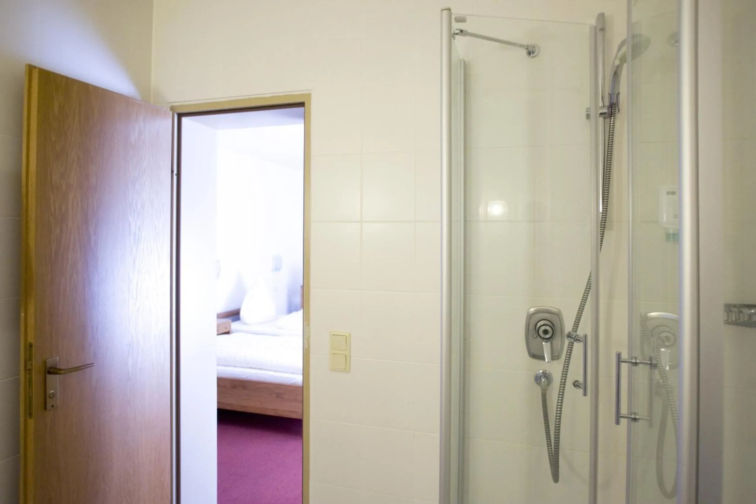 Shower in Hotel Flora