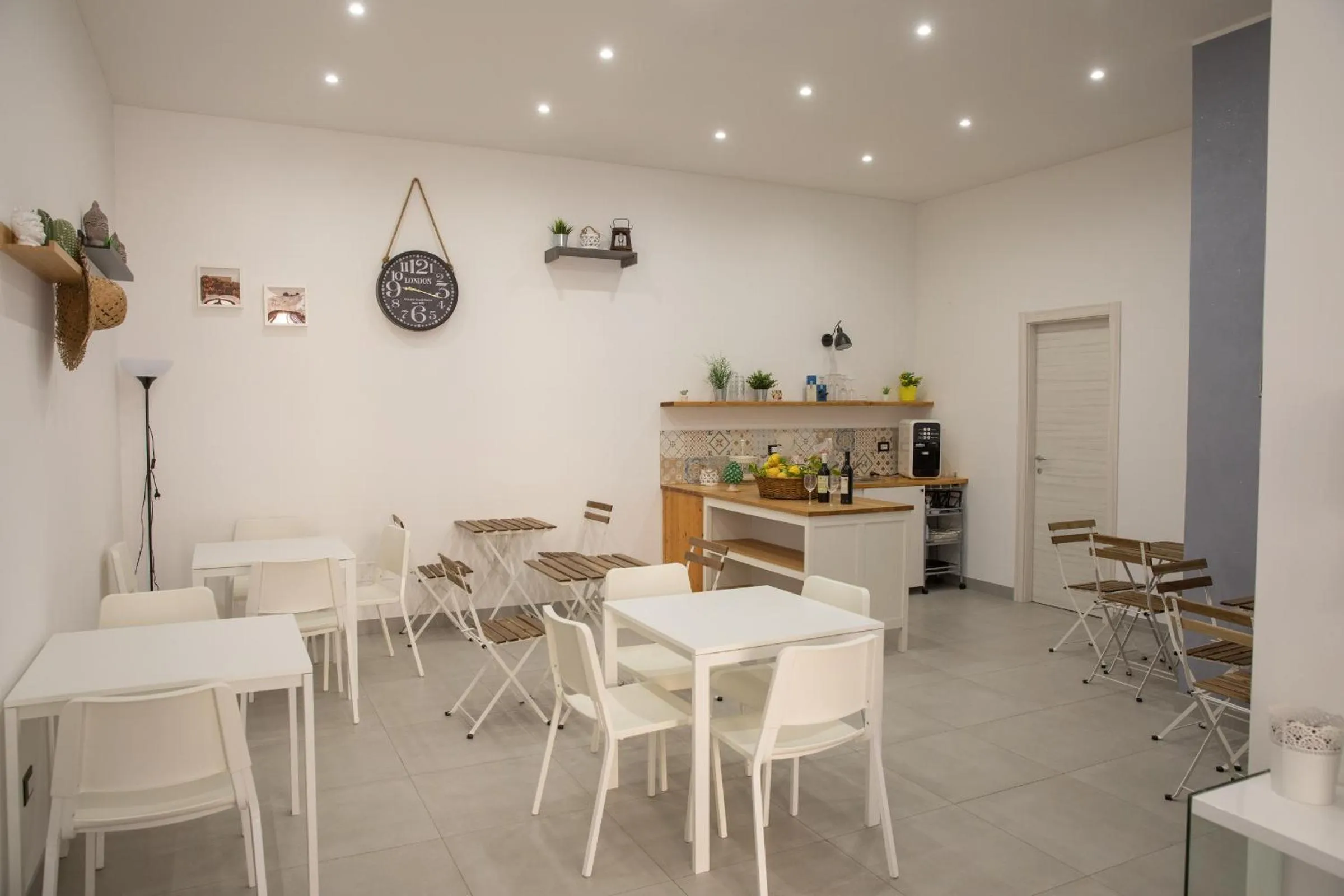 Communal lounge/ TV room in b&b Zio Luciano