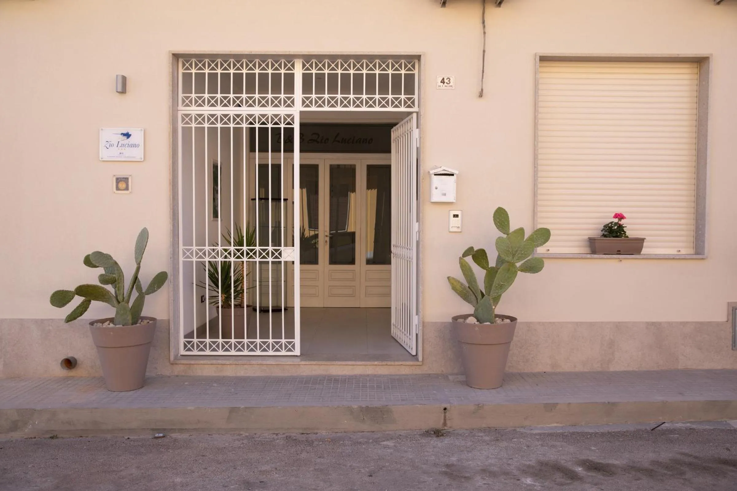 Facade/entrance in b&b Zio Luciano