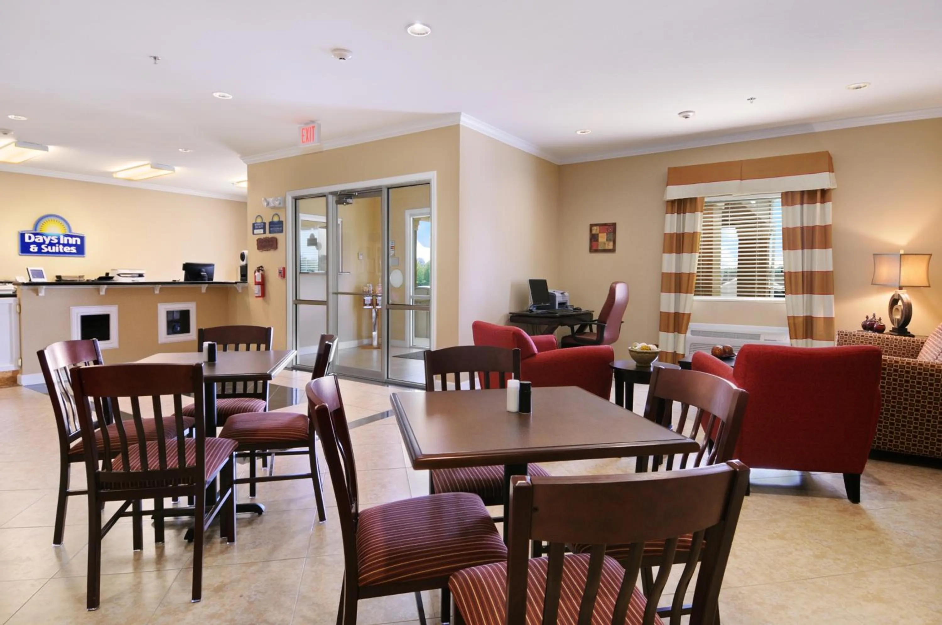 Lobby or reception in Days Inn & Suites by Wyndham Cabot