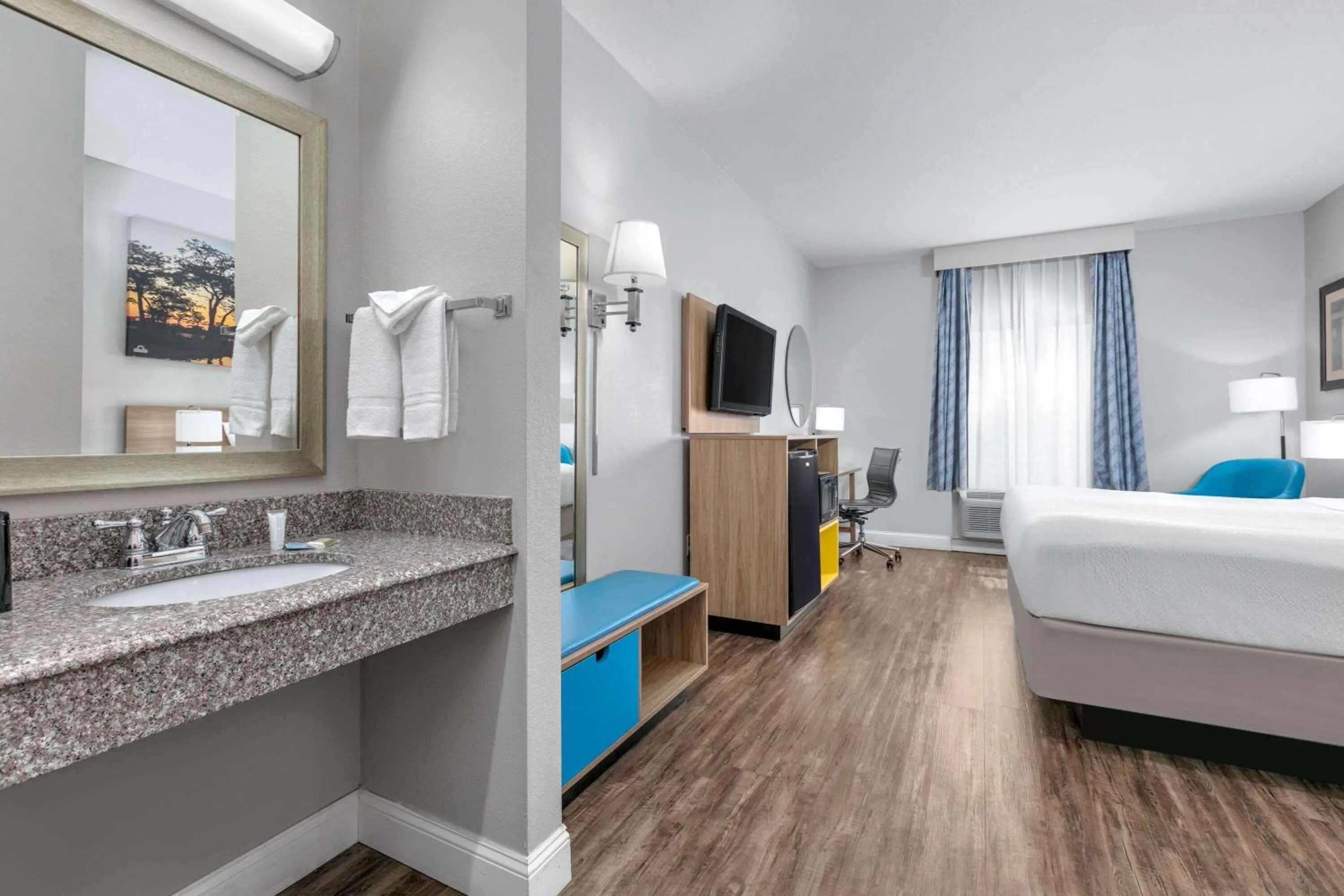 Photo of the whole room, Bed in Days Inn & Suites by Wyndham Cabot