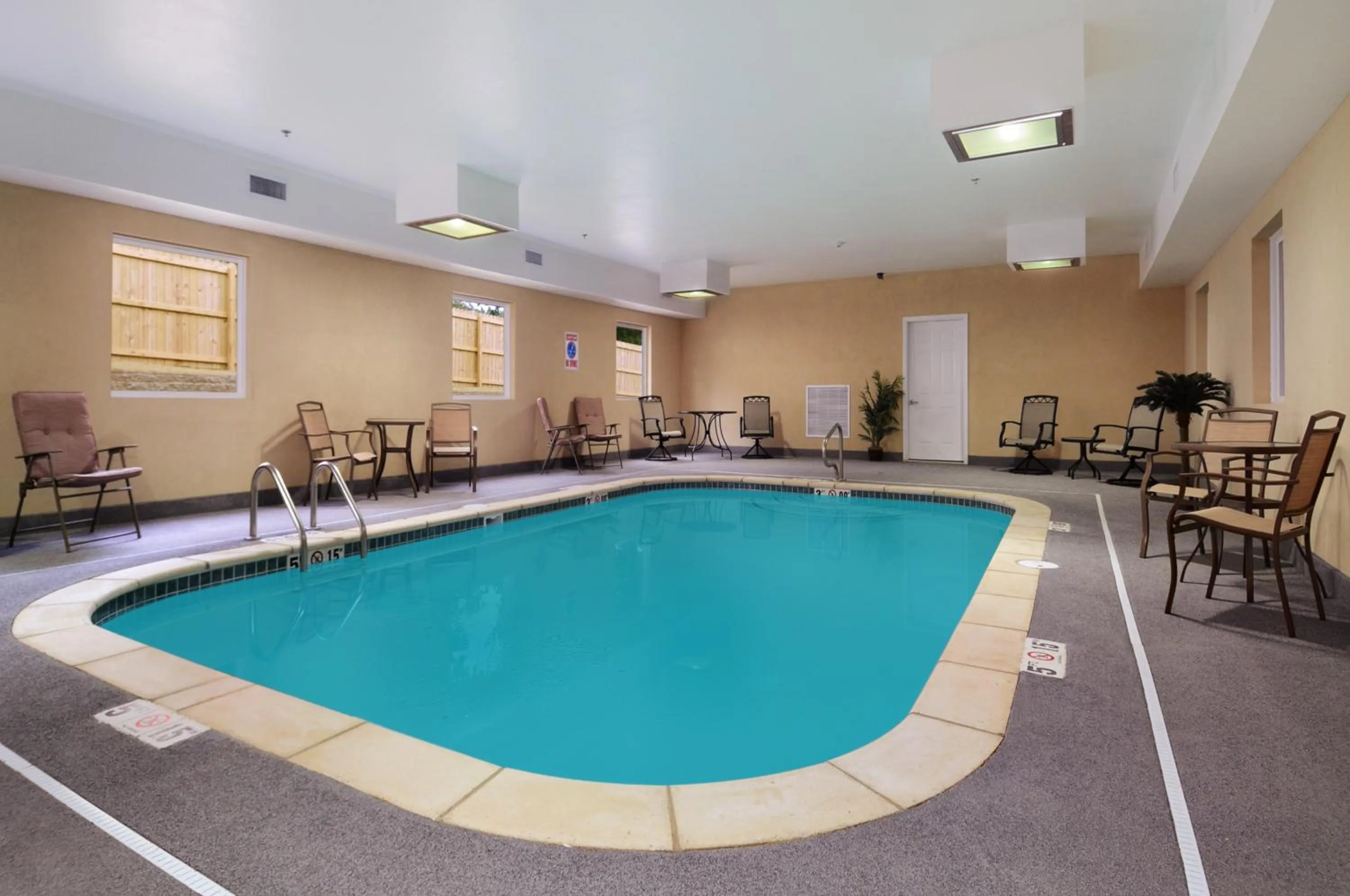 Swimming pool in Days Inn & Suites by Wyndham Cabot
