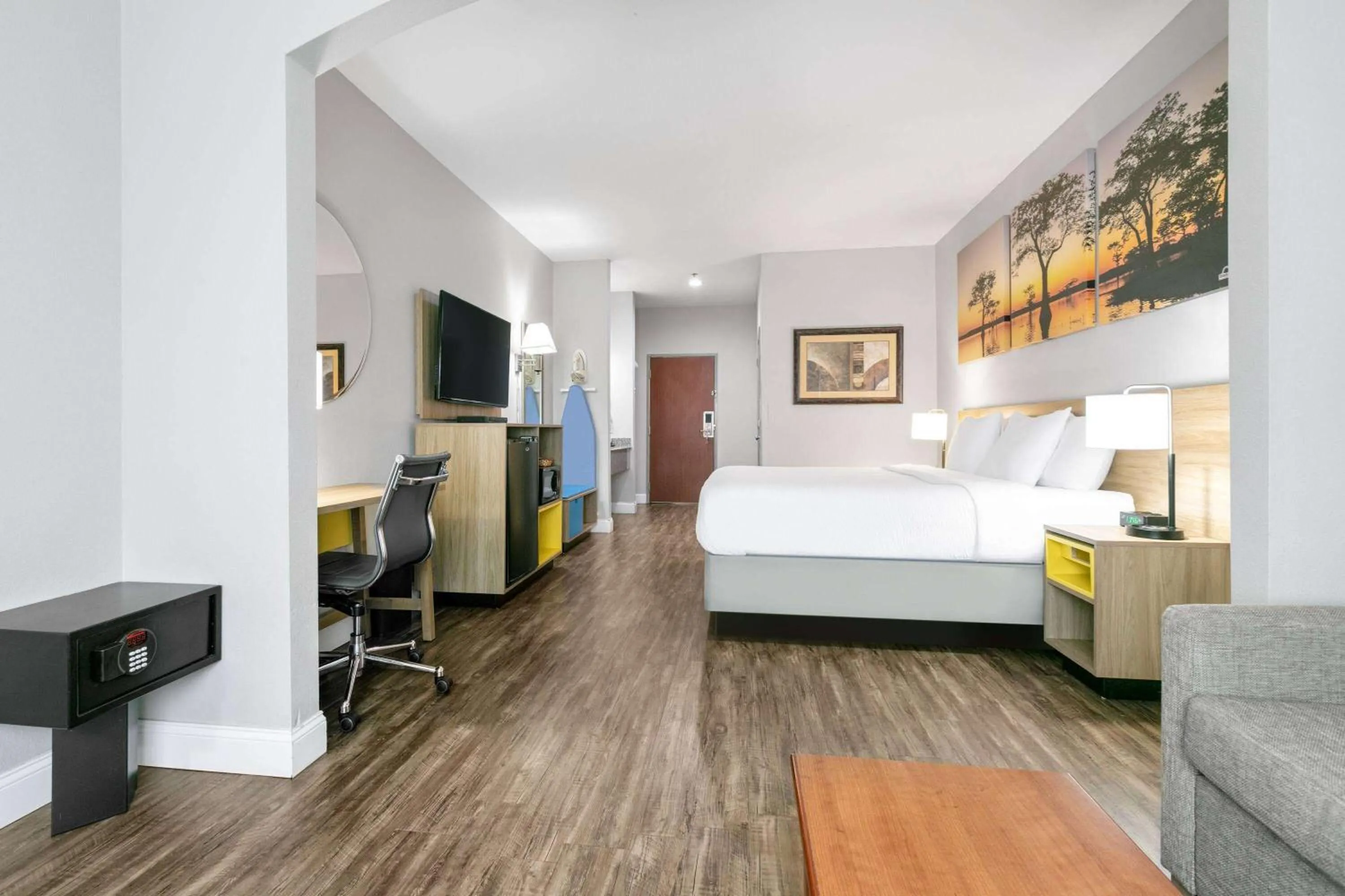 Photo of the whole room, Bed in Days Inn & Suites by Wyndham Cabot