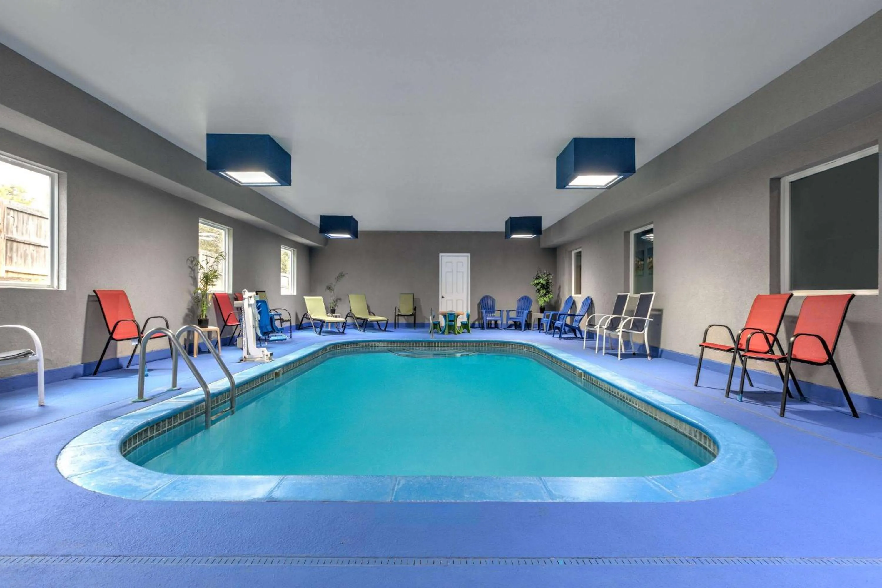 Swimming pool in Days Inn & Suites by Wyndham Cabot