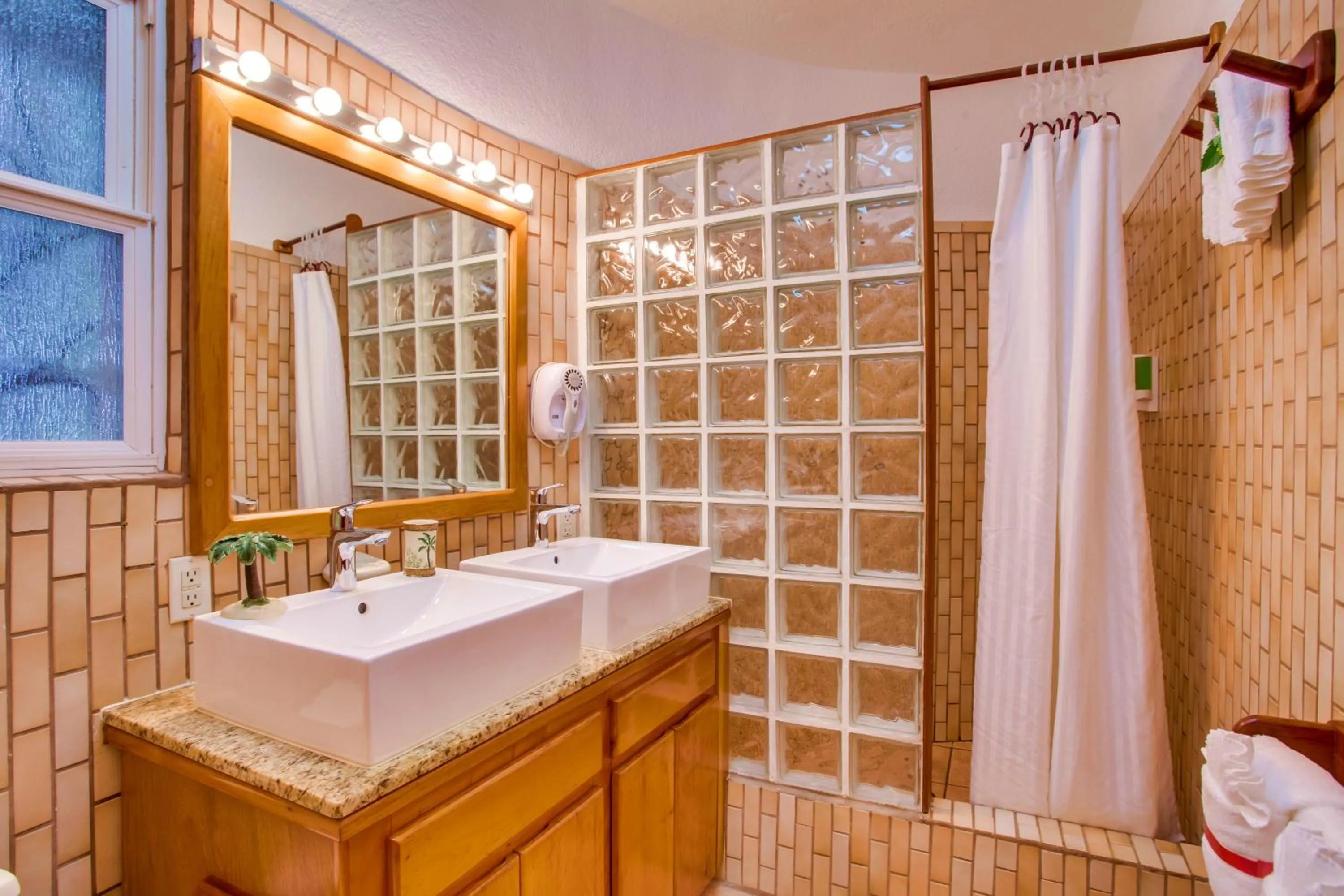 Shower in Xanadu Island Resort