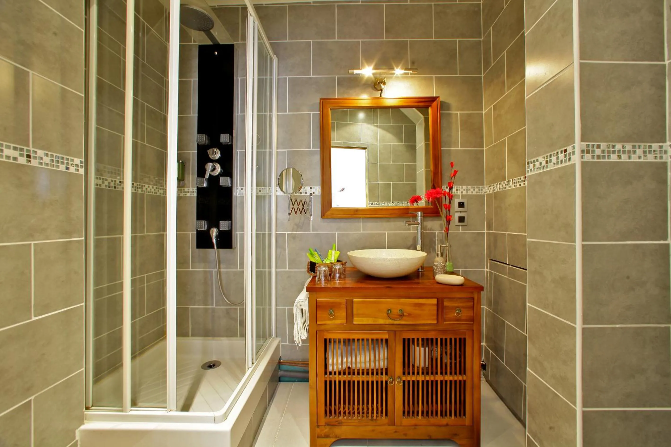 Bathroom in Logis Hôtel Restaurant Le Lascaux