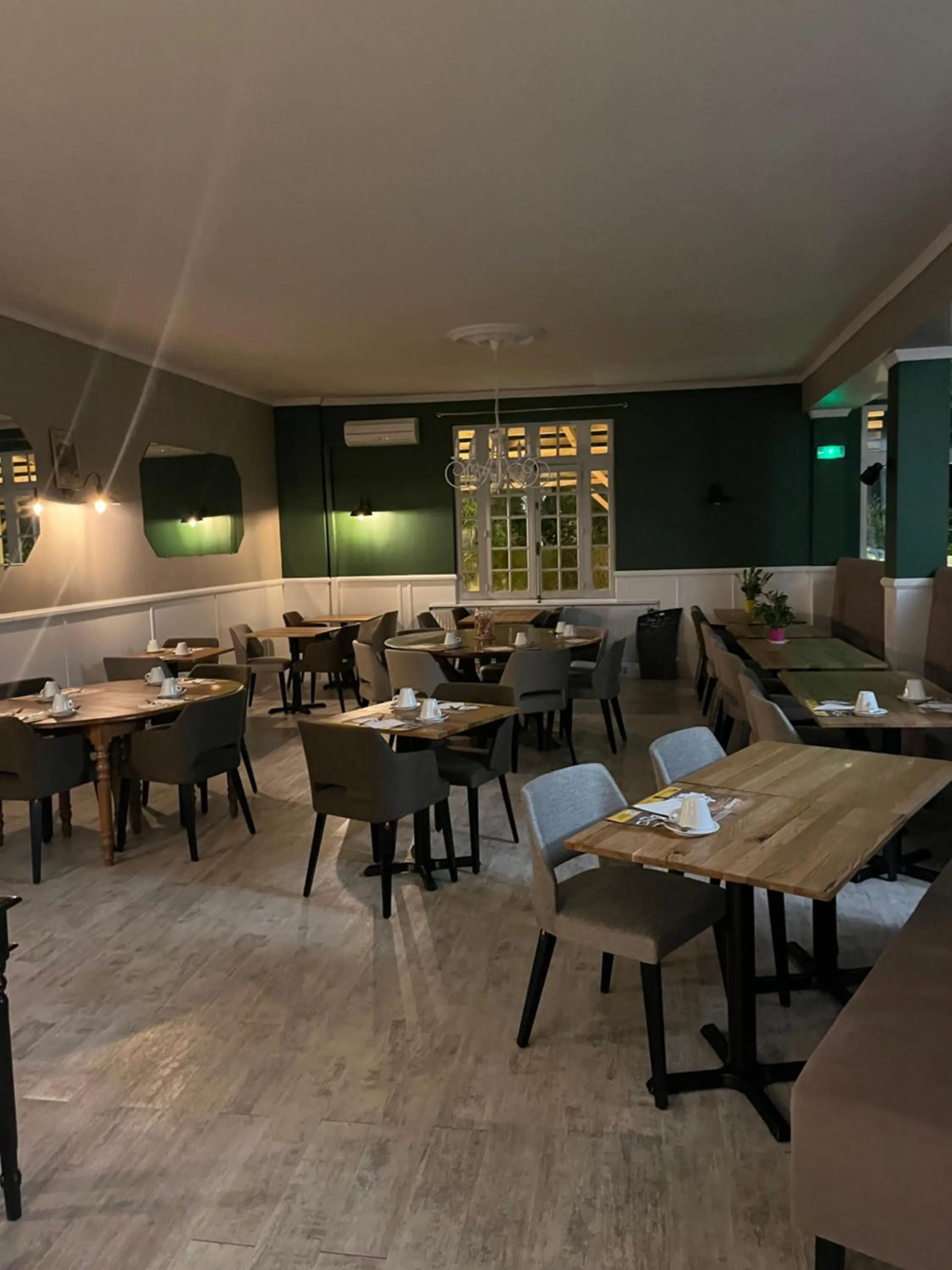 Restaurant/places to eat in Logis Hôtel Restaurant Le Lascaux