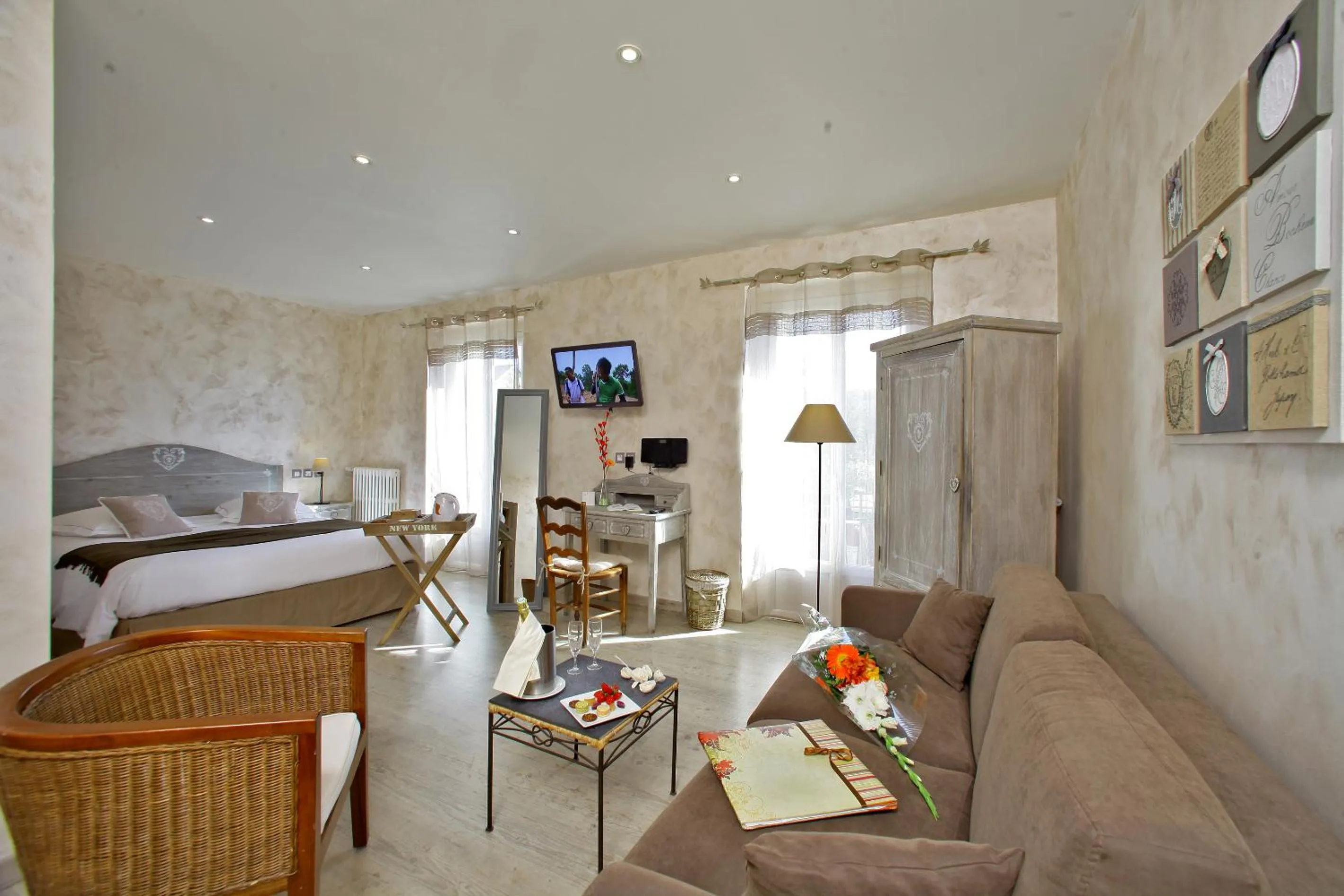 Bedroom in Logis Hôtel Restaurant Le Lascaux