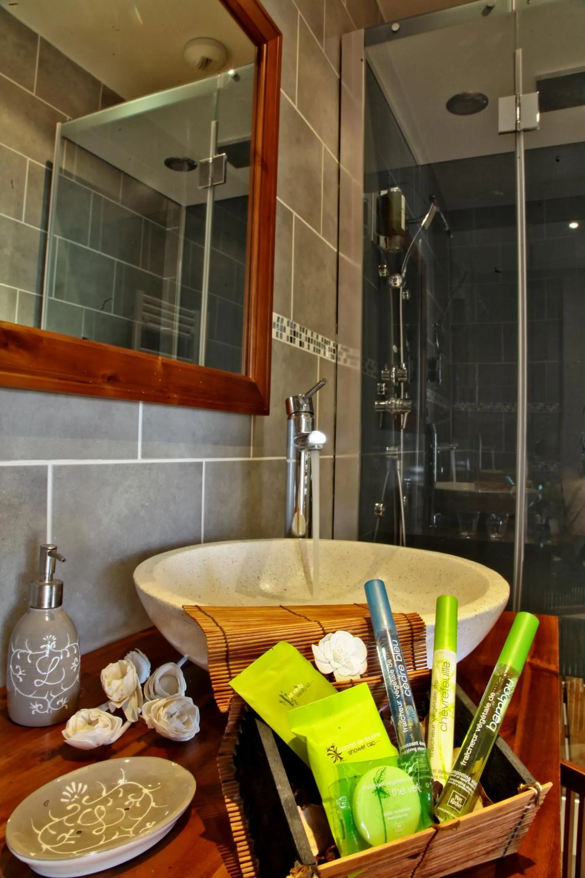 Bathroom in Logis Hôtel Restaurant Le Lascaux