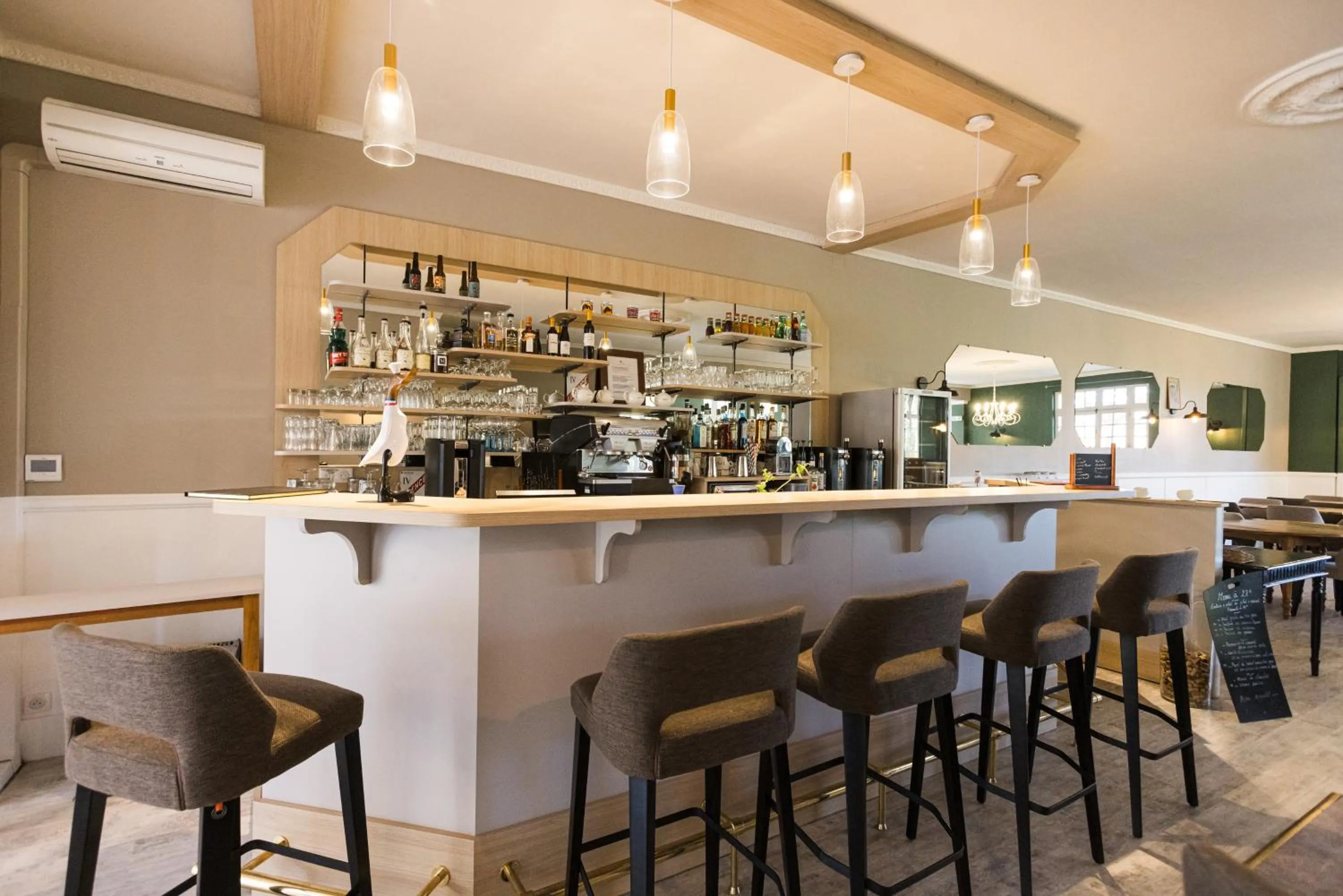 Restaurant/places to eat in Logis Hôtel Restaurant Le Lascaux