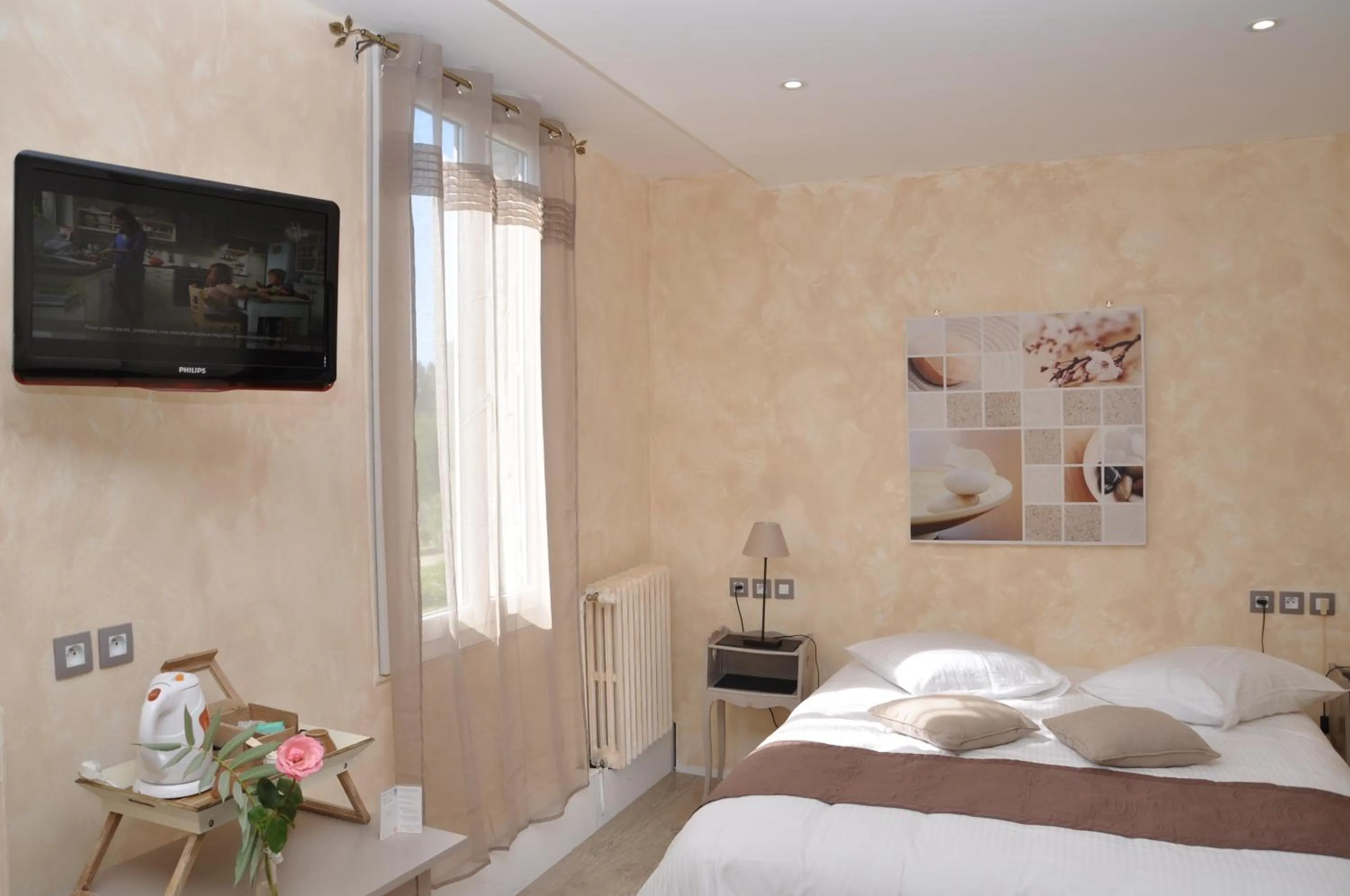 Photo of the whole room, Bed in Logis Hôtel Restaurant Le Lascaux