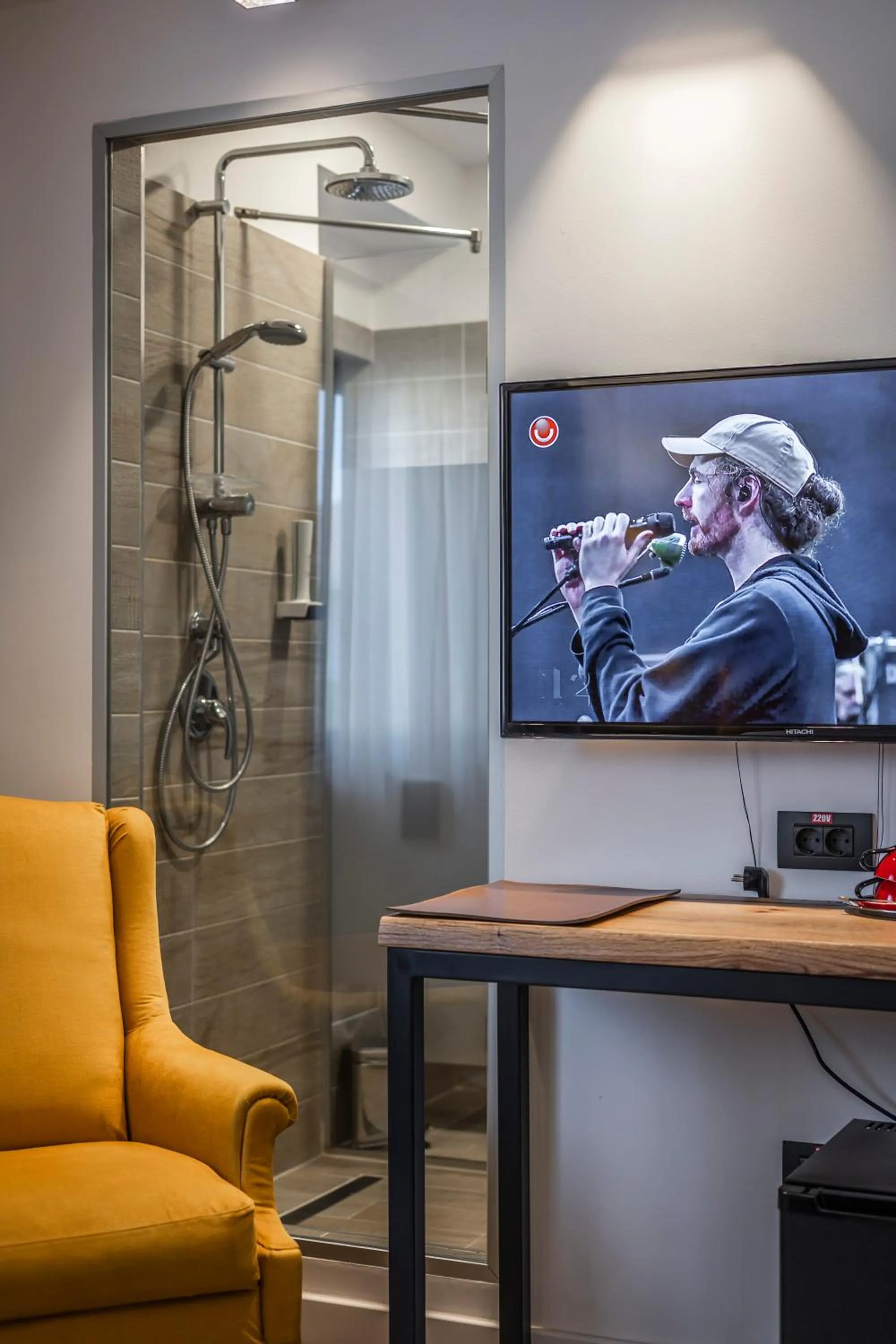 TV and multimedia in Charm Boutique Hotel