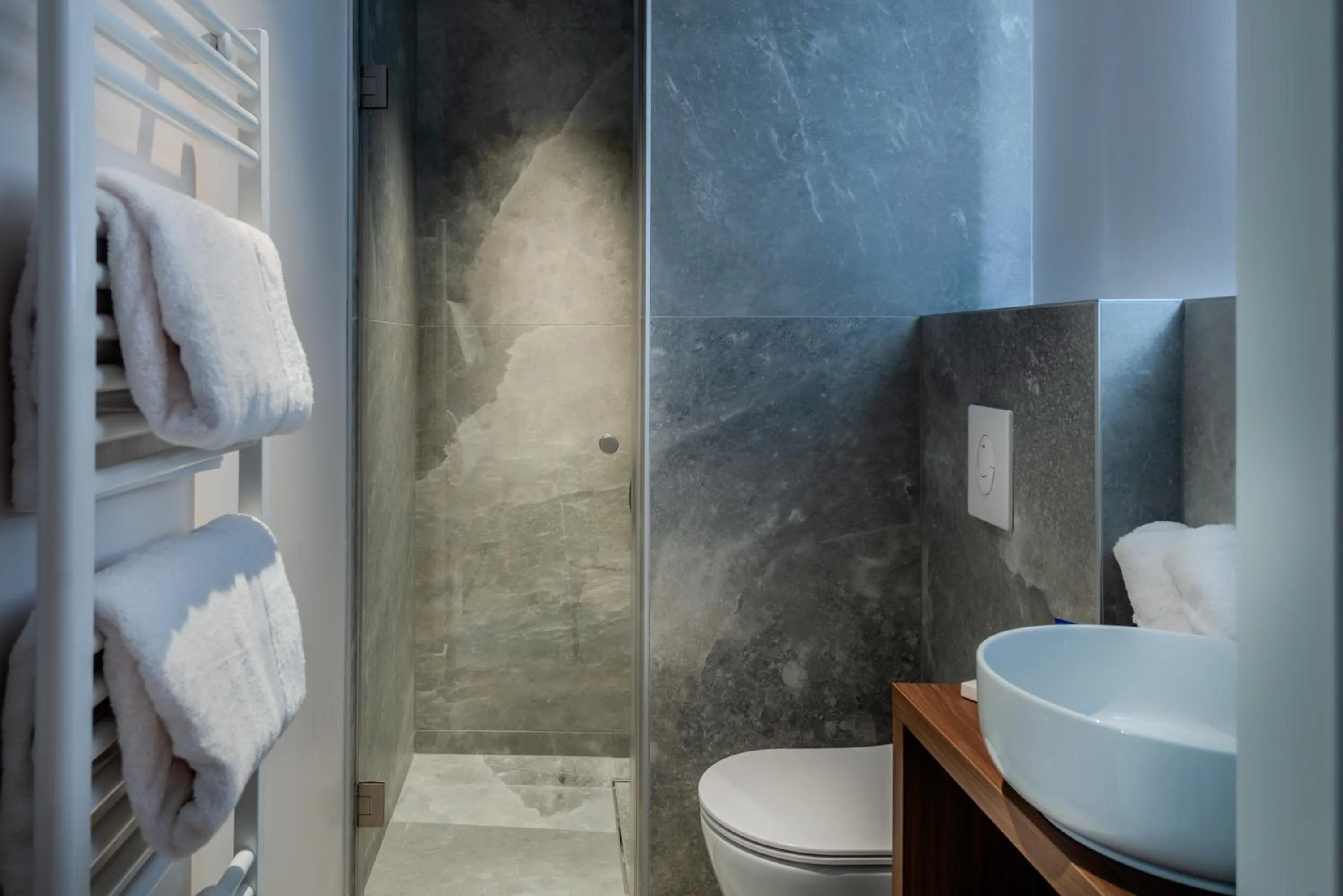 Shower in Hôtel Anne de Bretagne