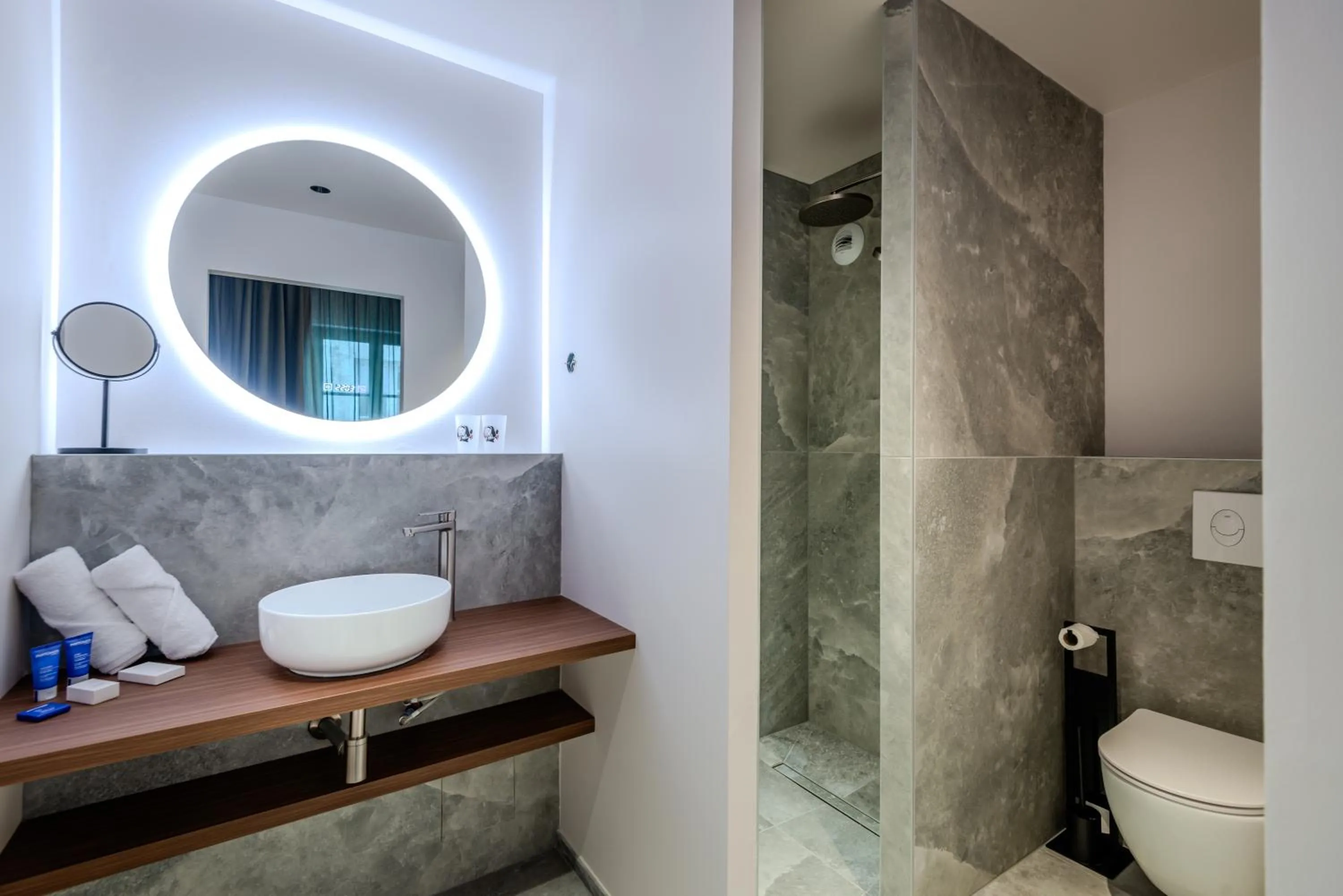 Shower in Hôtel Anne de Bretagne