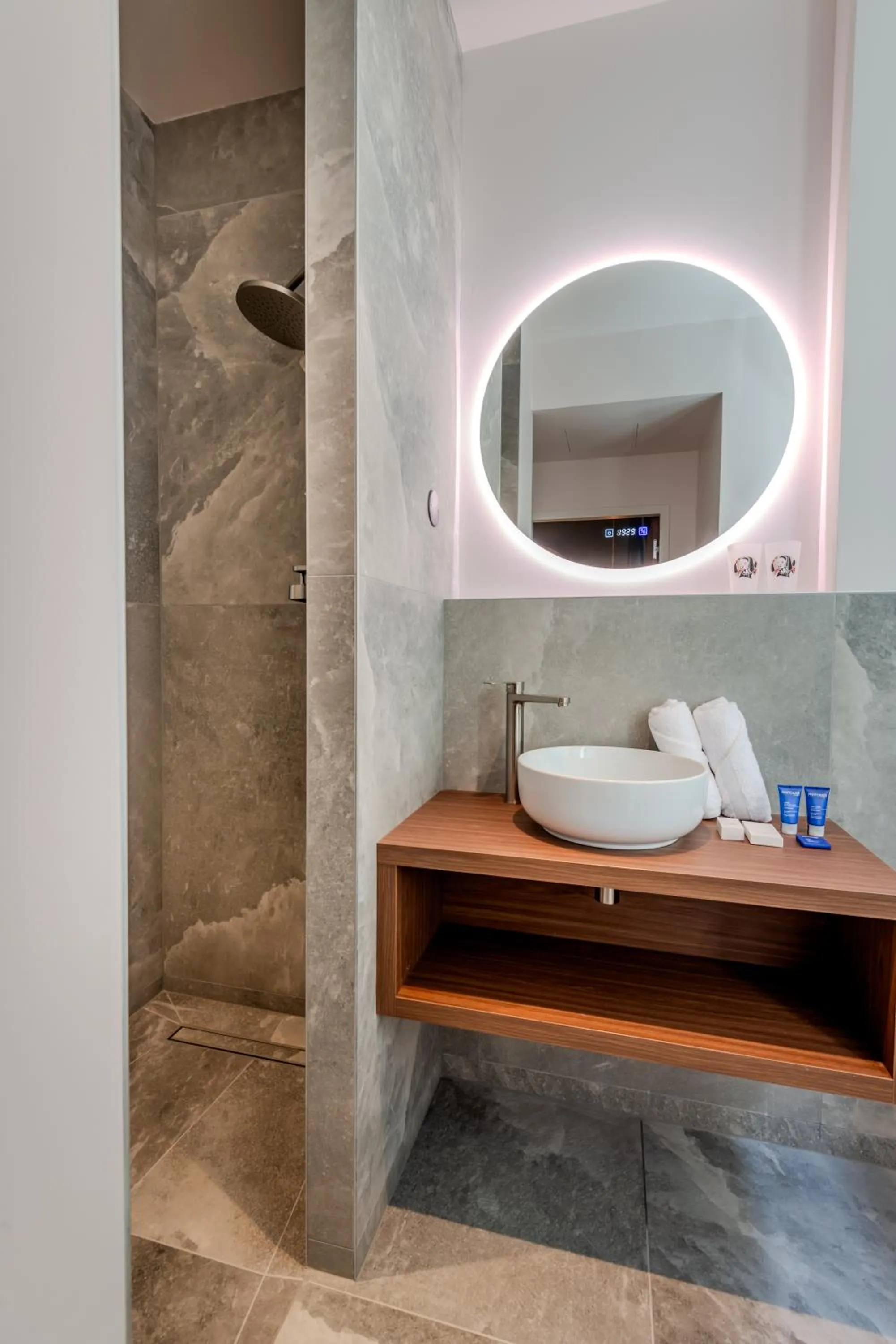 Bathroom in Hôtel Anne de Bretagne