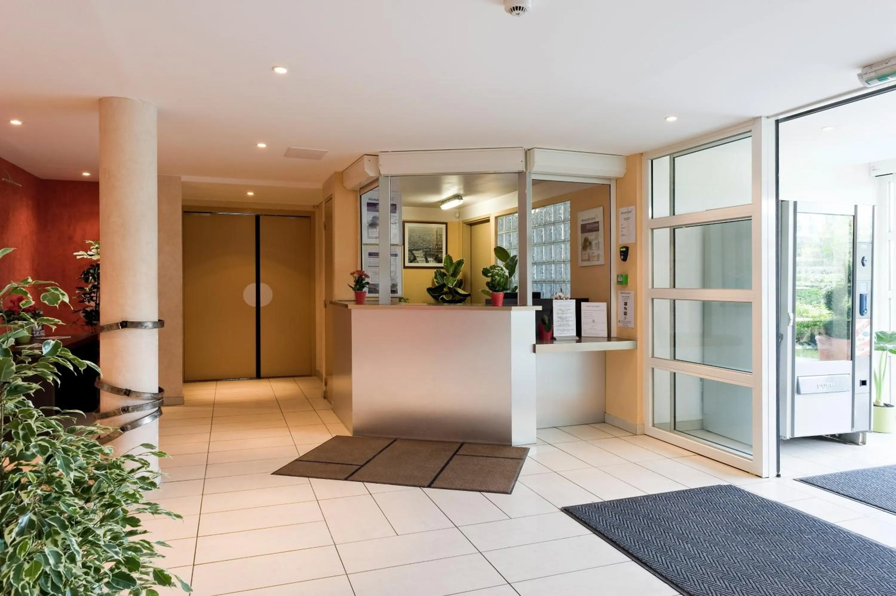 Lobby or reception in Residhotel Les Hauts d'Andilly