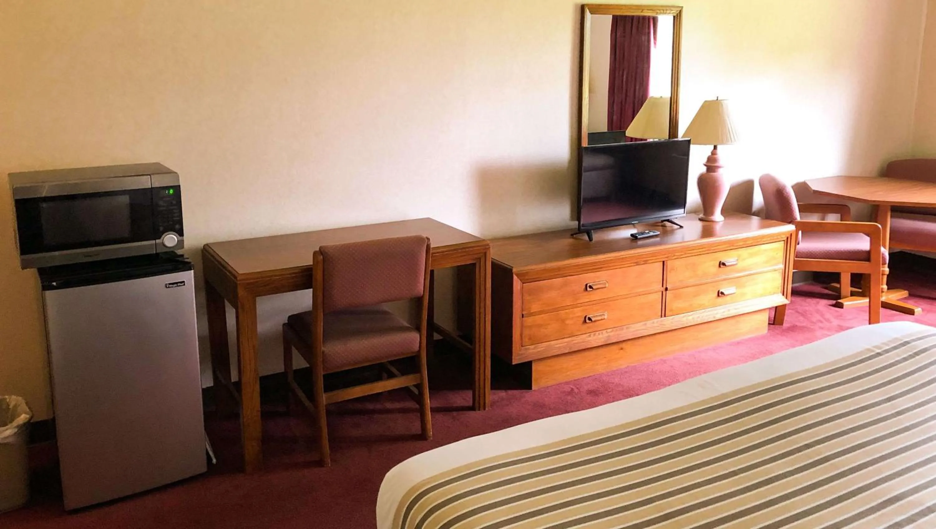 Photo of the whole room in Magnuson Hotel Dixon