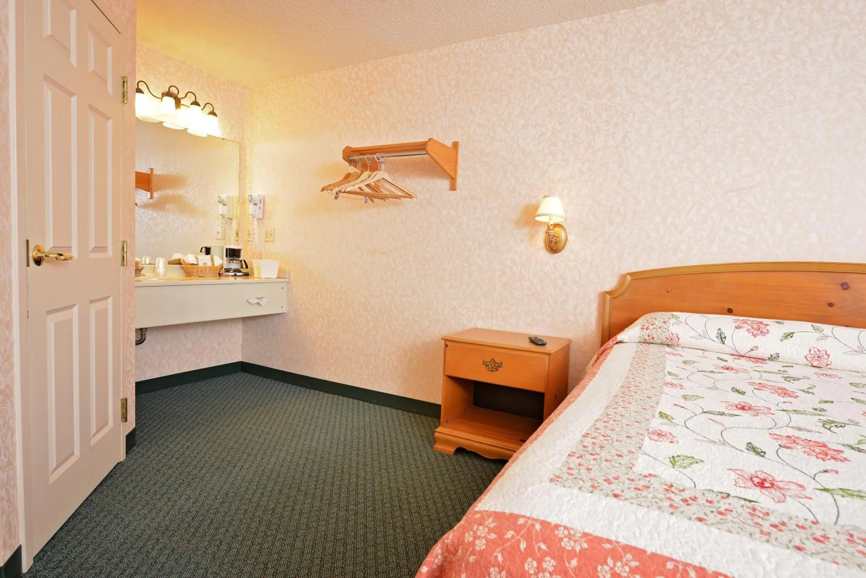 Photo of the whole room, Bed in OurGuest Inn & Suites Downtown Port Clinton