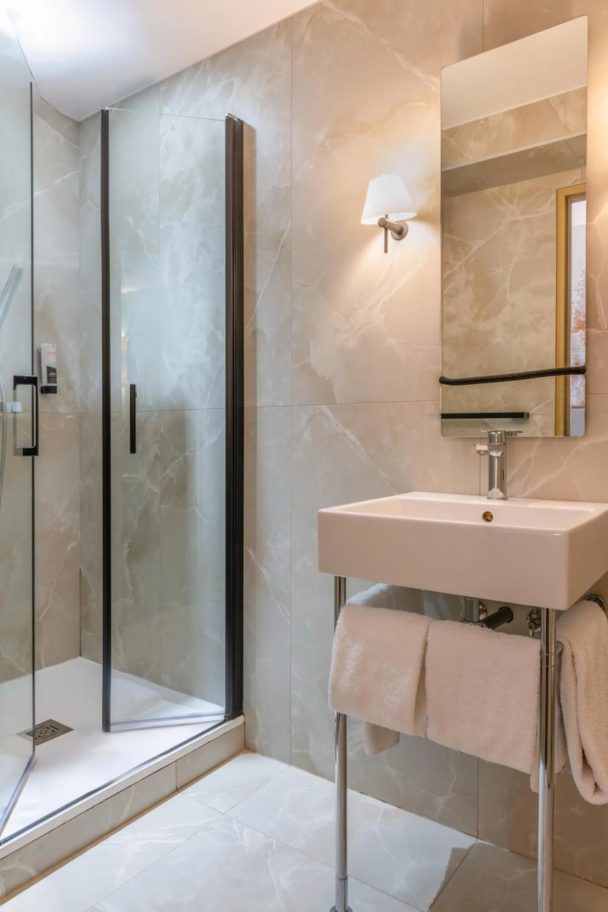 Bathroom in Hotel Avalon Paris