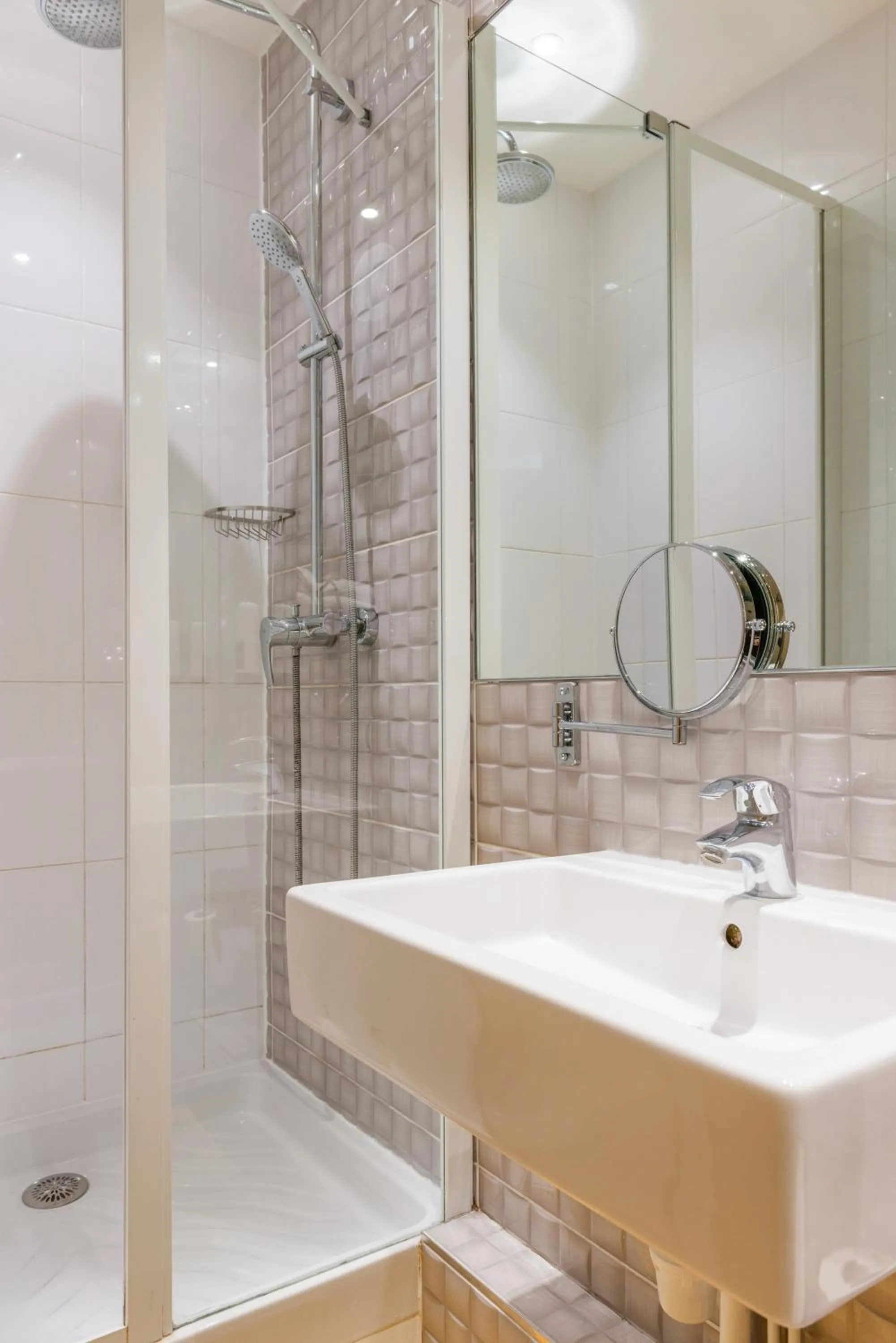 Bathroom in Hotel Avalon Paris