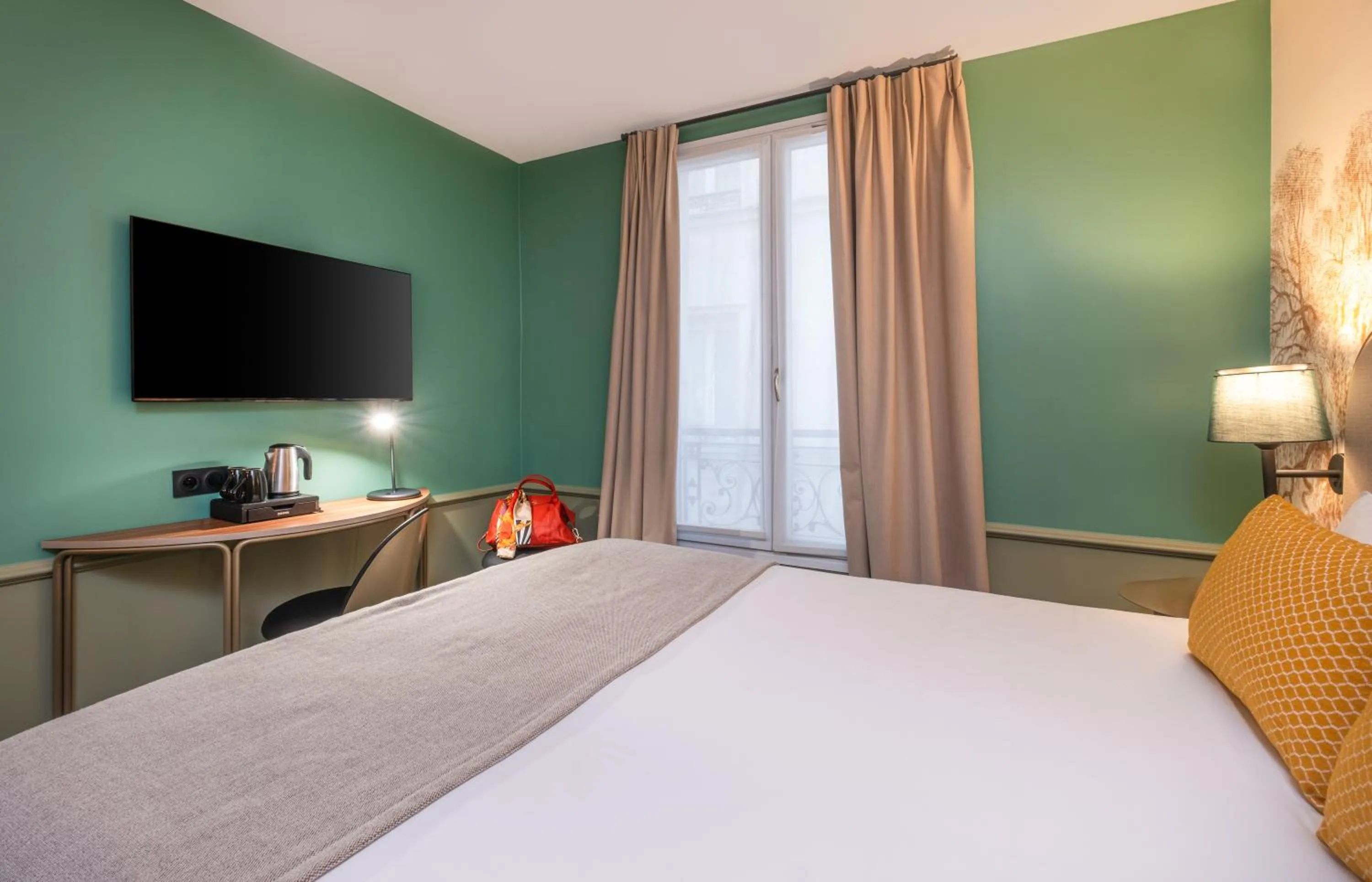 Bed in Hotel Avalon - Paris Gare du Nord