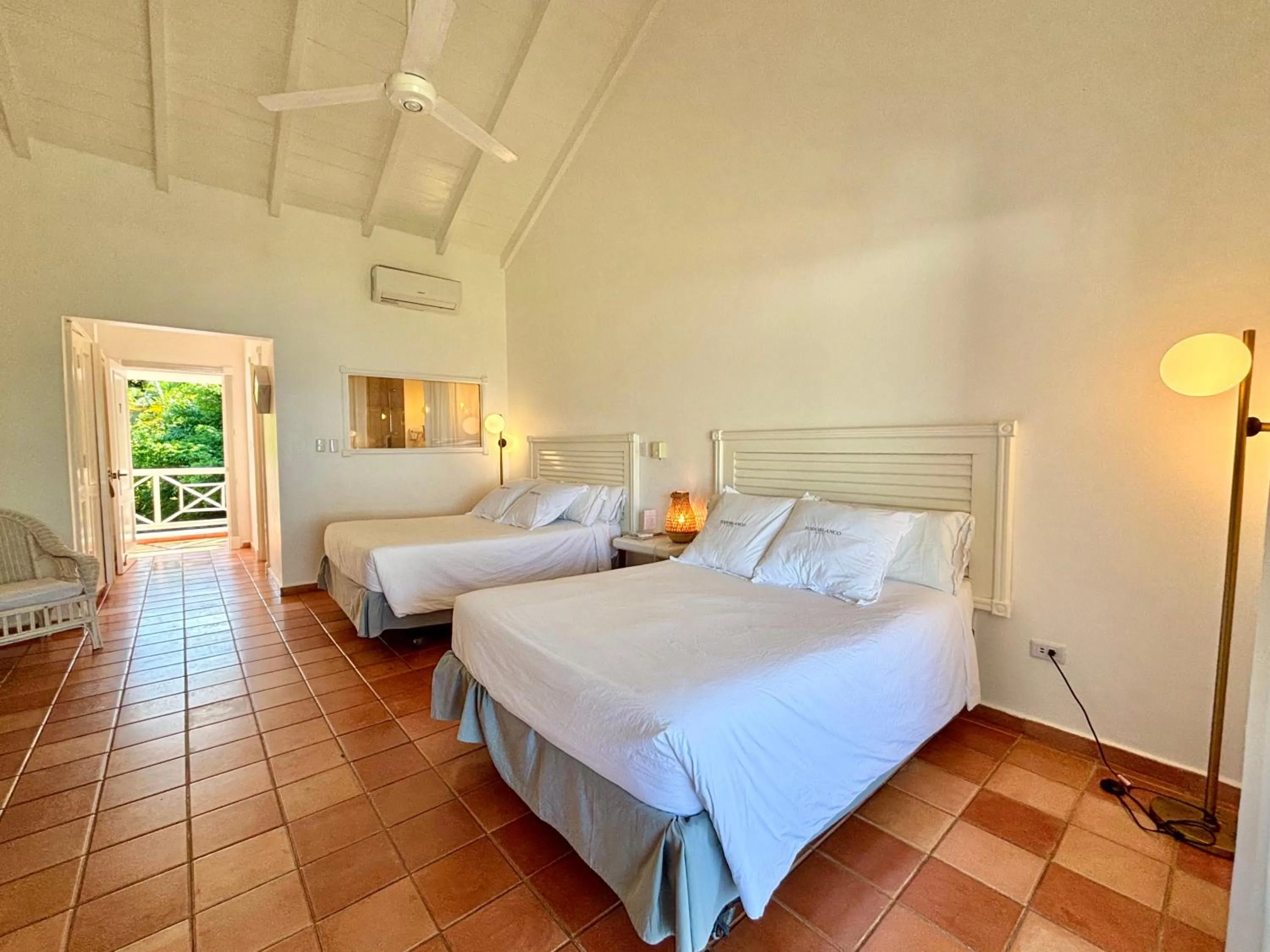 Photo of the whole room, Bed in Hotel TODOBLANCO, Las Galeras, SAMANA