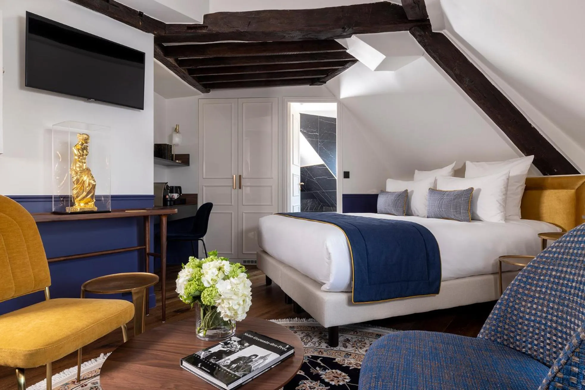 Photo of the whole room, Bed in Hotel Louis II