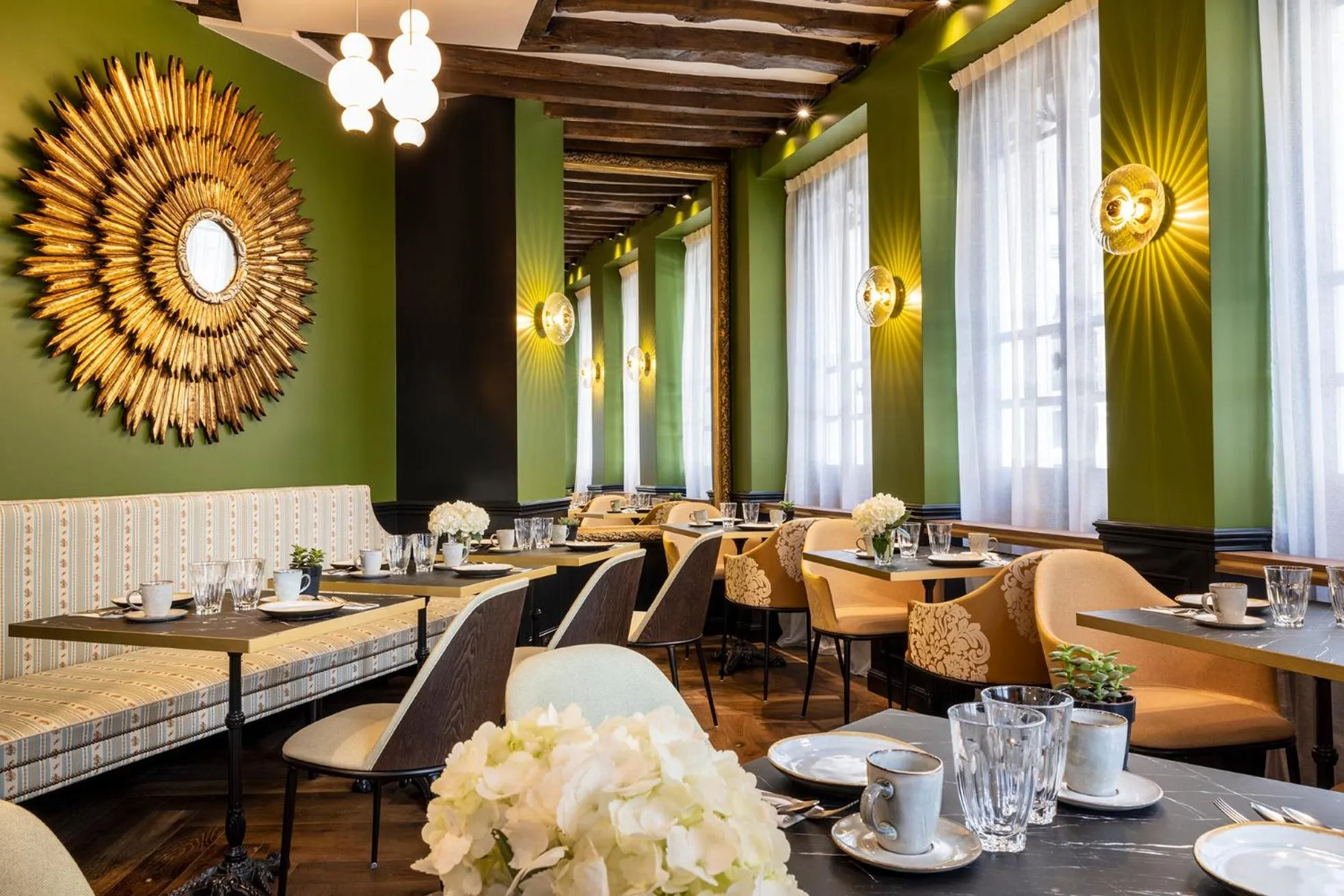 Restaurant/places to eat in Hotel Louis II