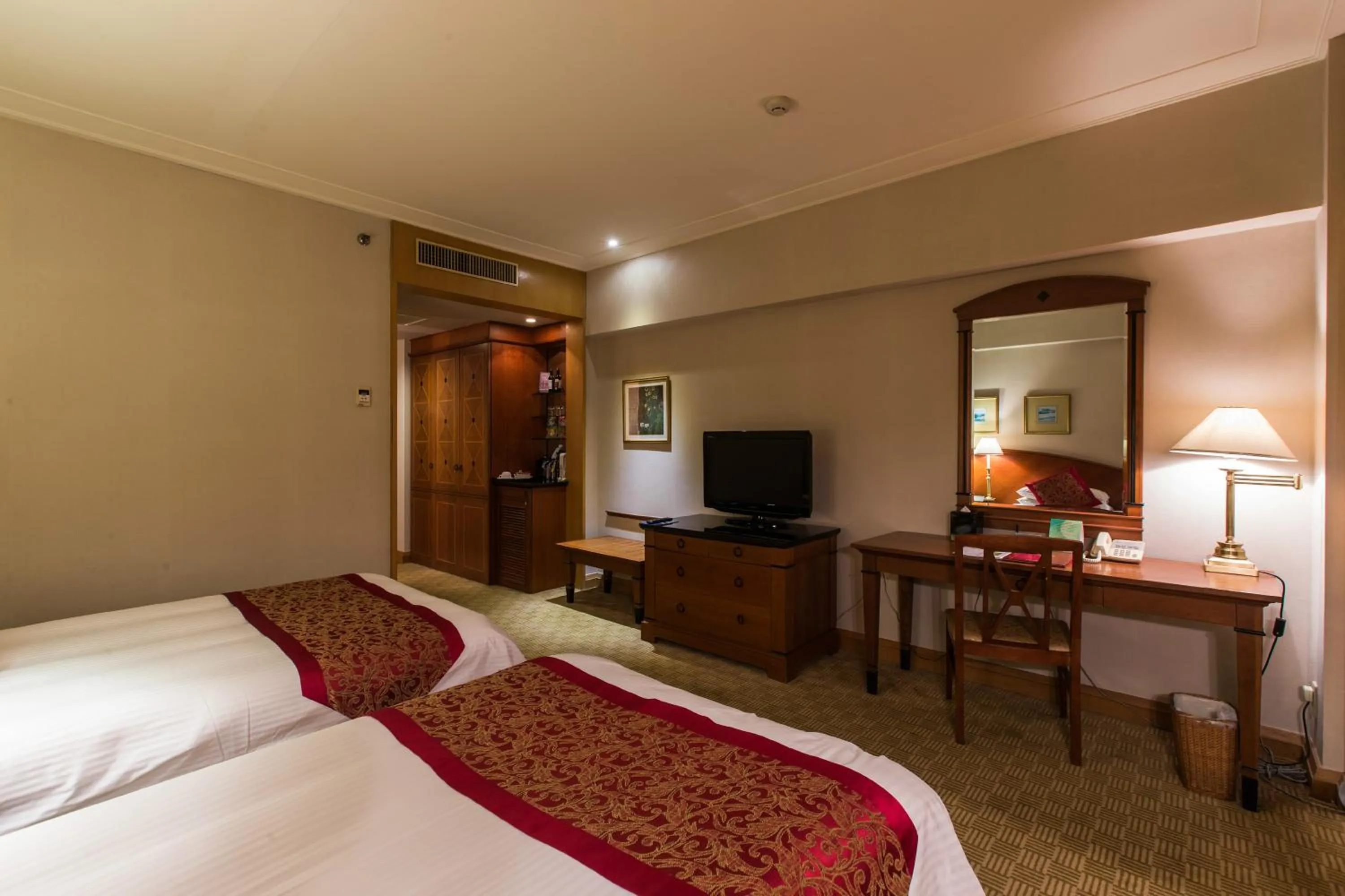 Photo of the whole room, Bed in Ruishi Hotel Dalian