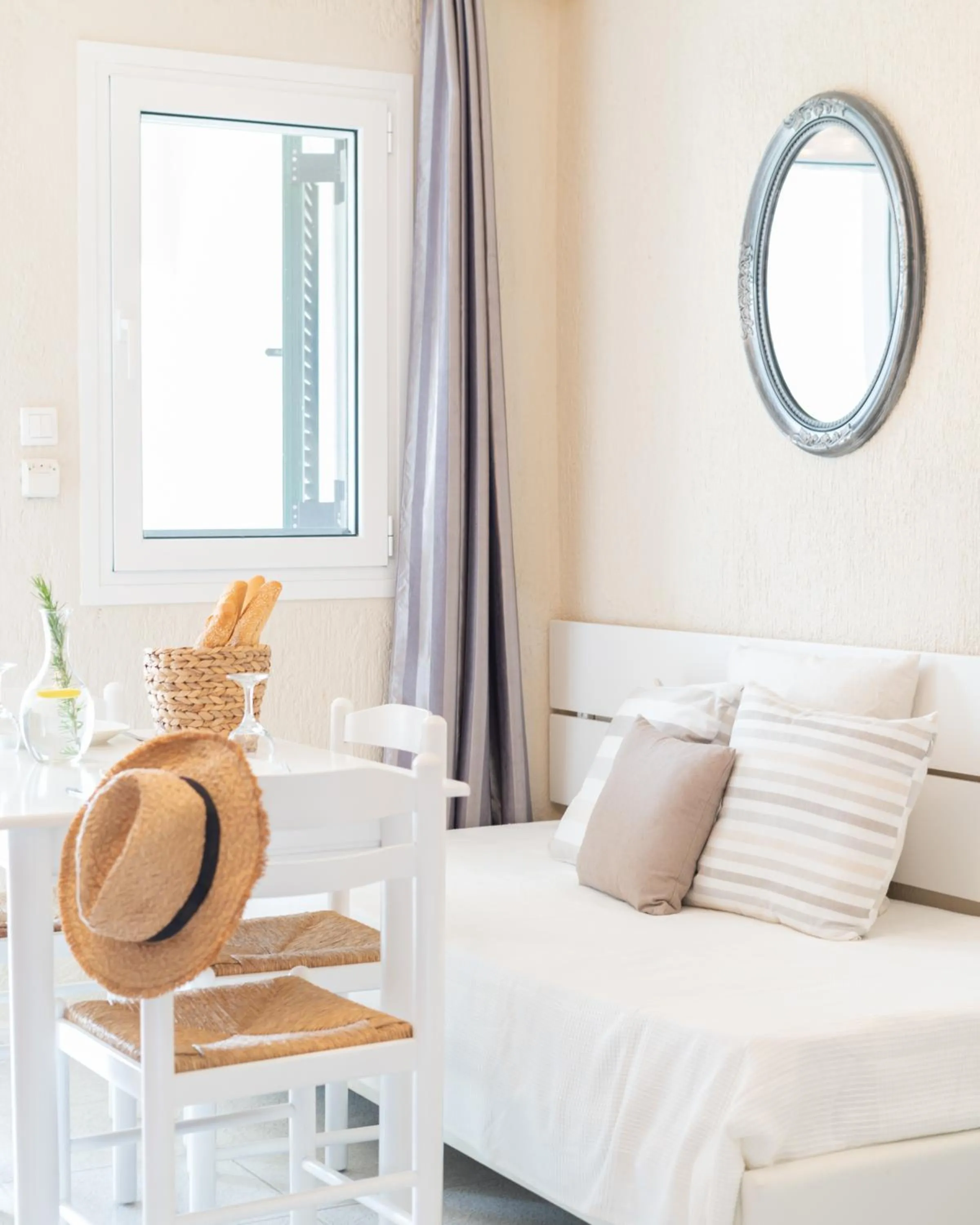 Seating area, Bed in Residence Poseidon