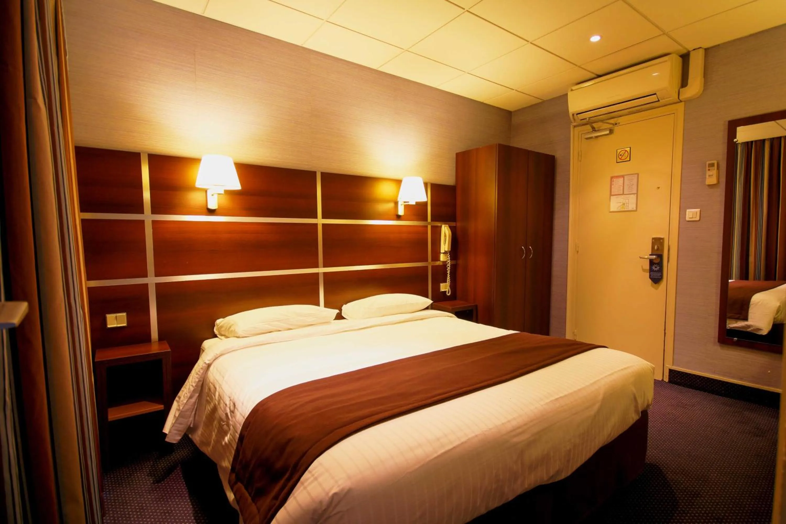 Bed in Hôtel Des Trois Gares