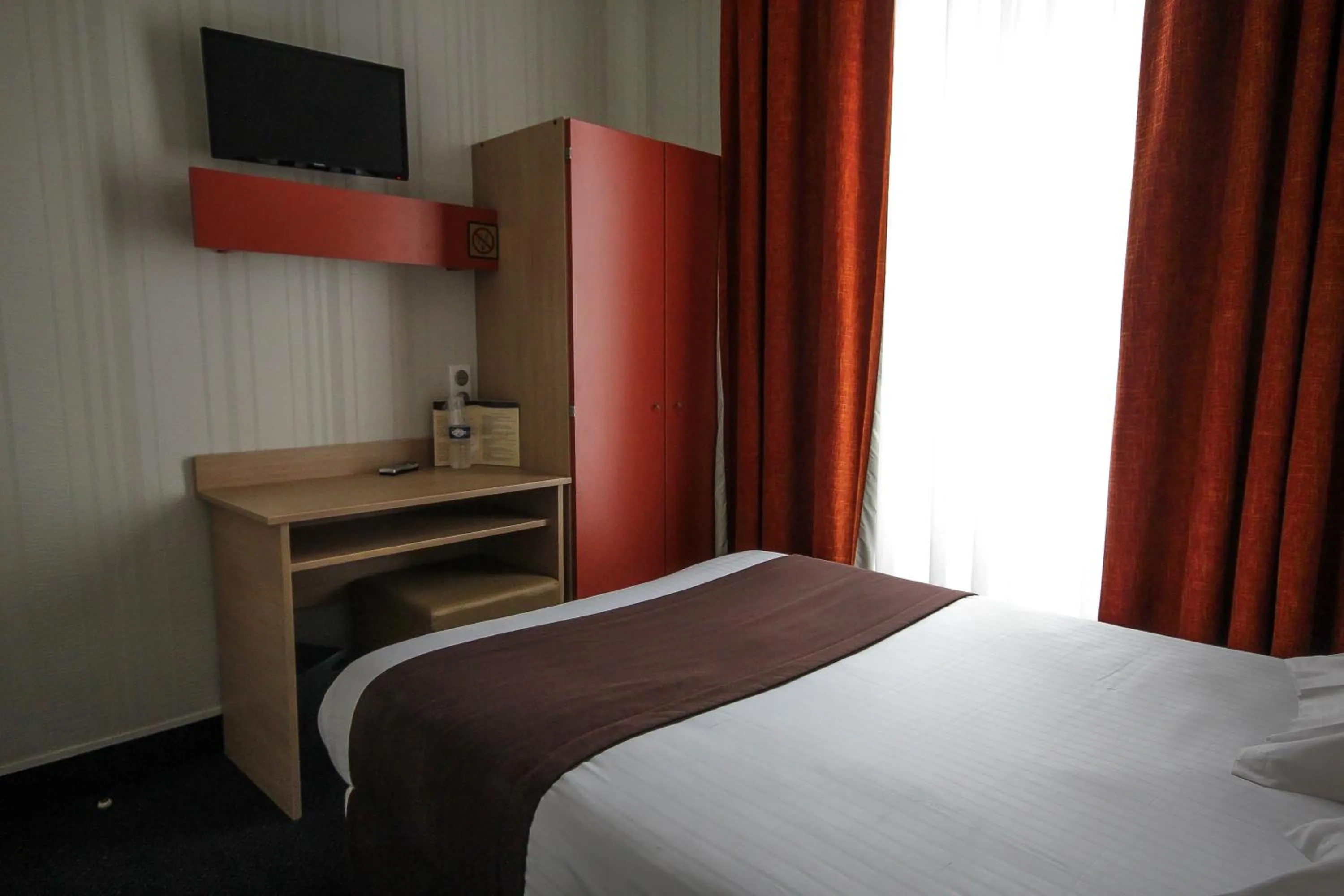 Photo of the whole room, Bed in Hôtel Des Trois Gares