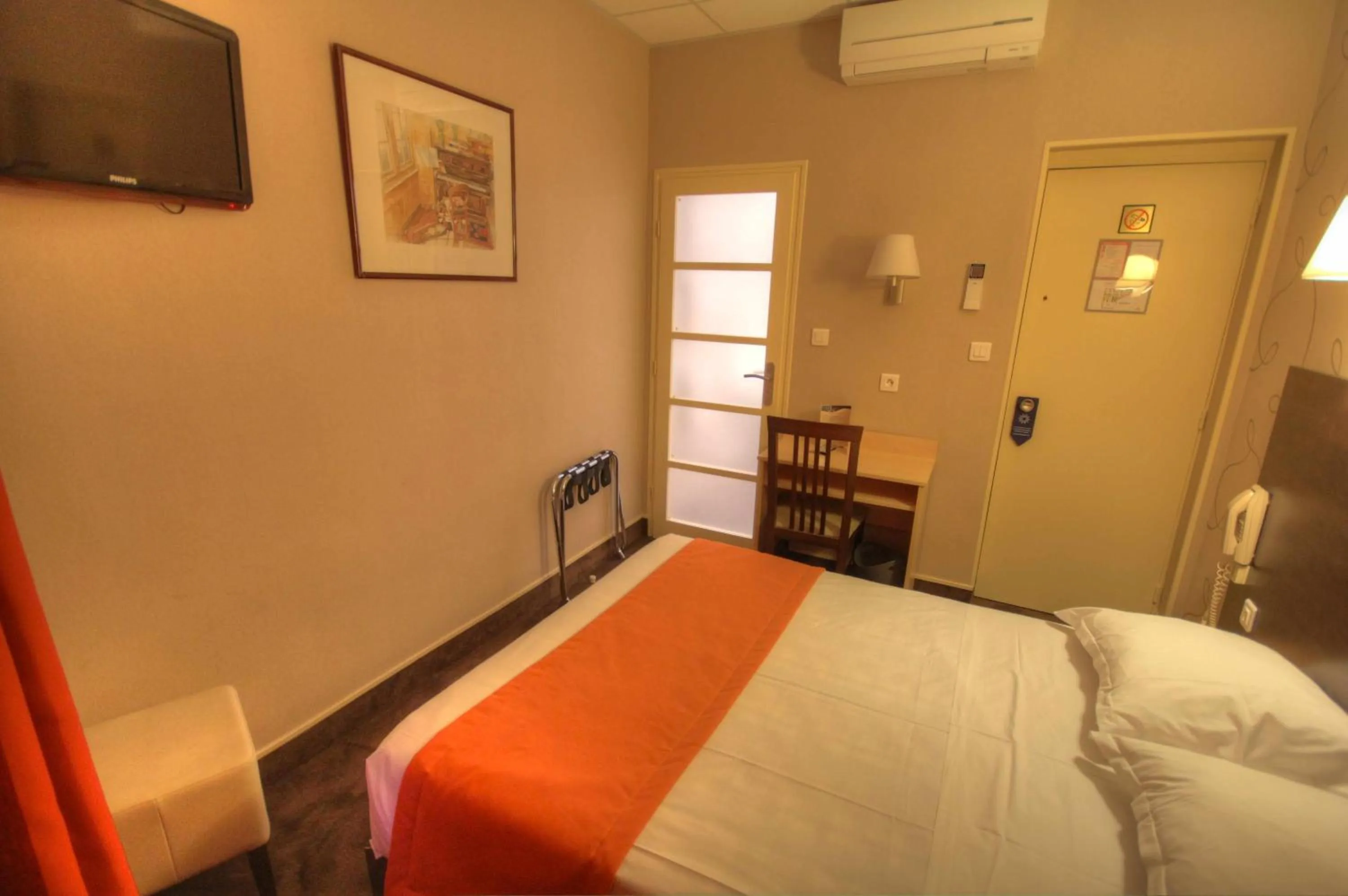 Bed in Hôtel Des Trois Gares