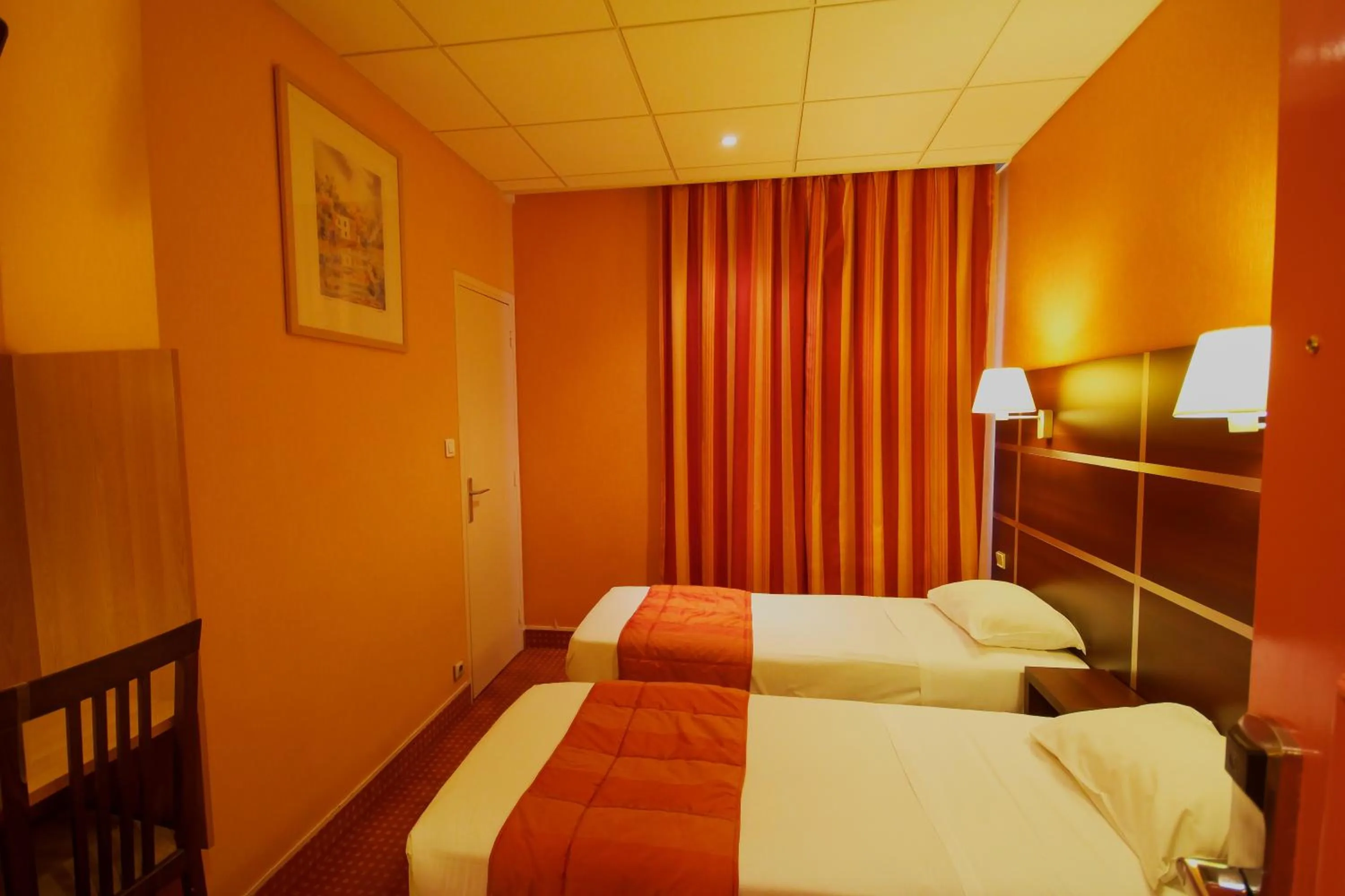 Bed in Hôtel Des Trois Gares