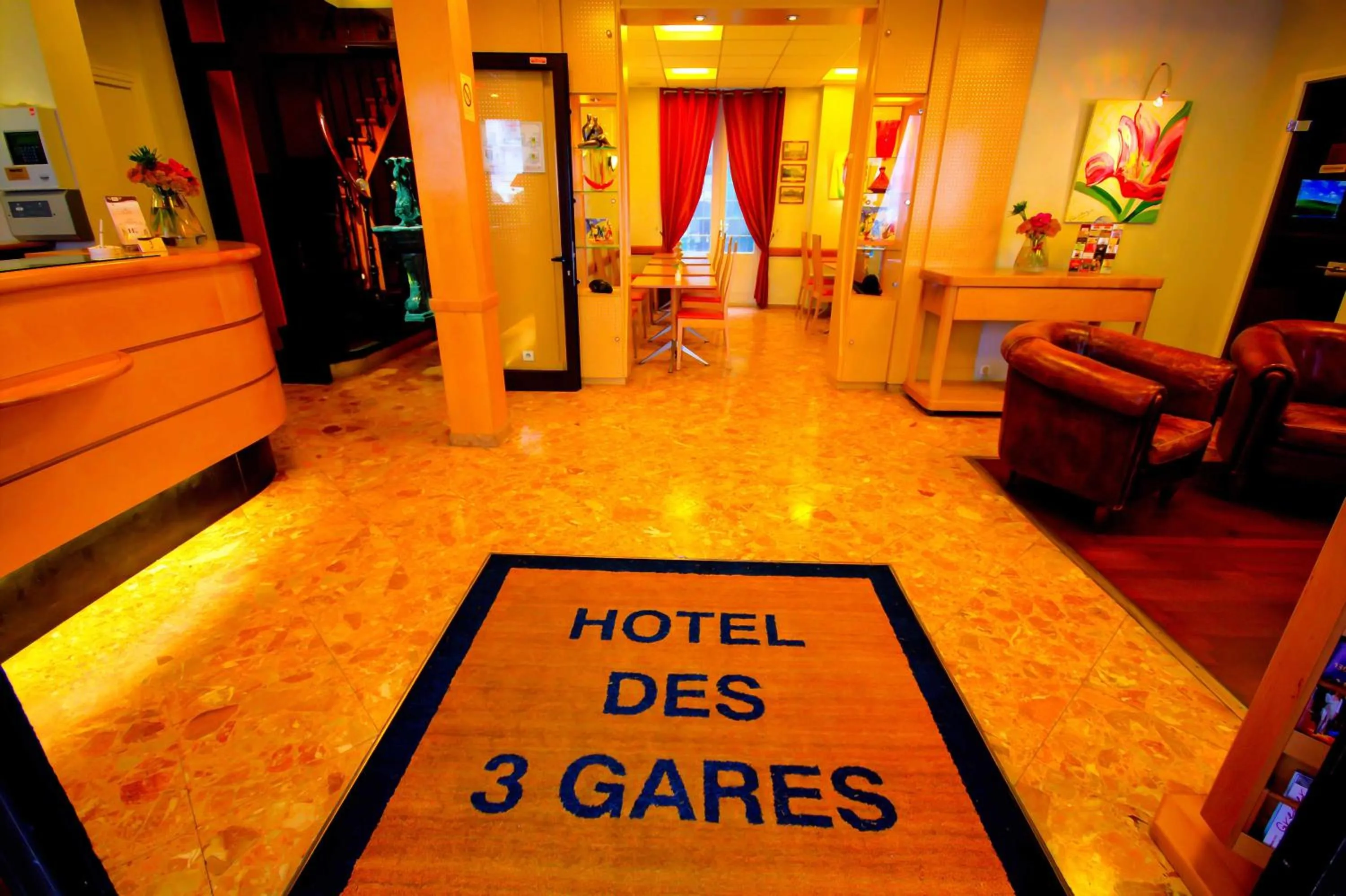 Lobby or reception in Hôtel Des Trois Gares