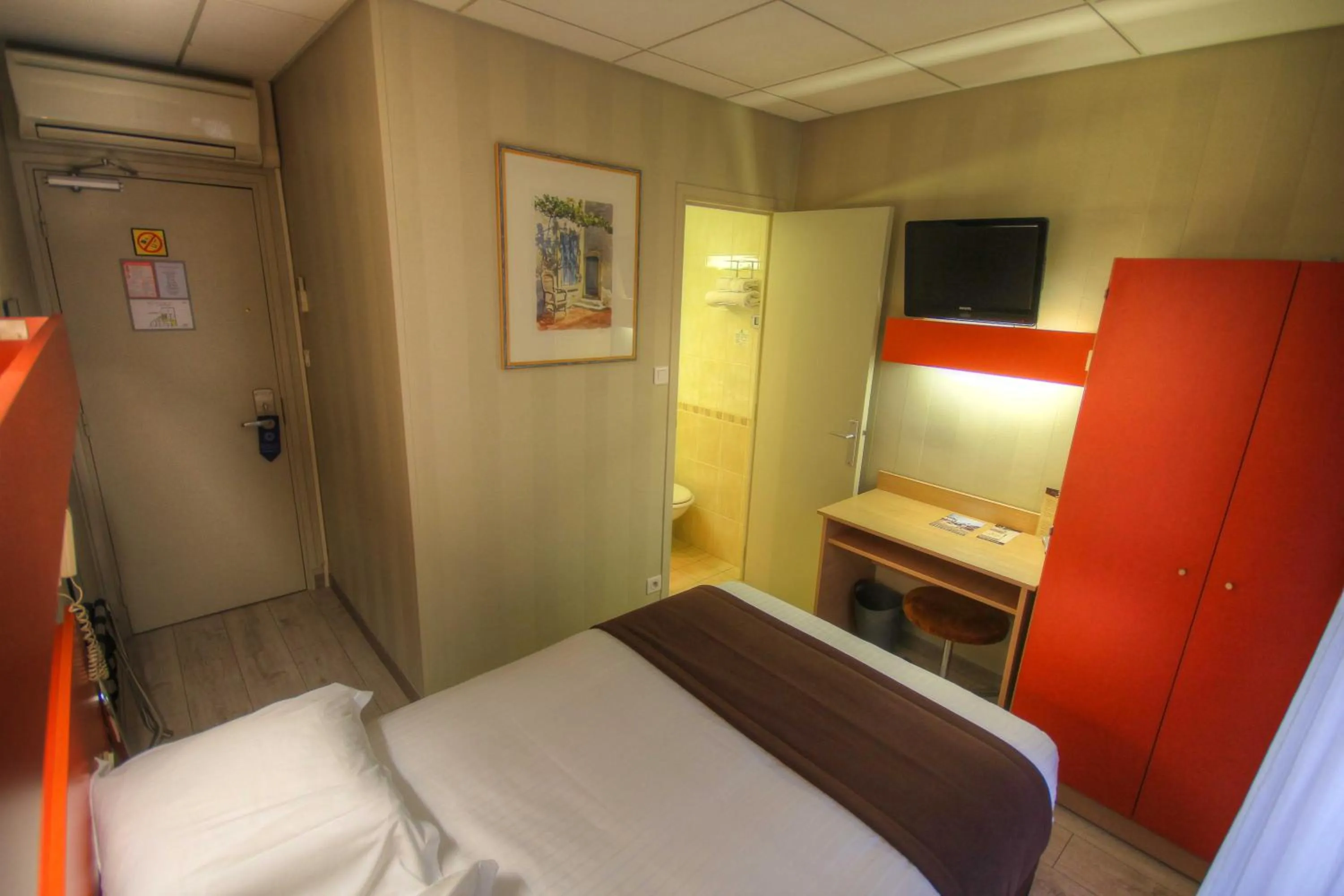 Bed in Hôtel Des Trois Gares