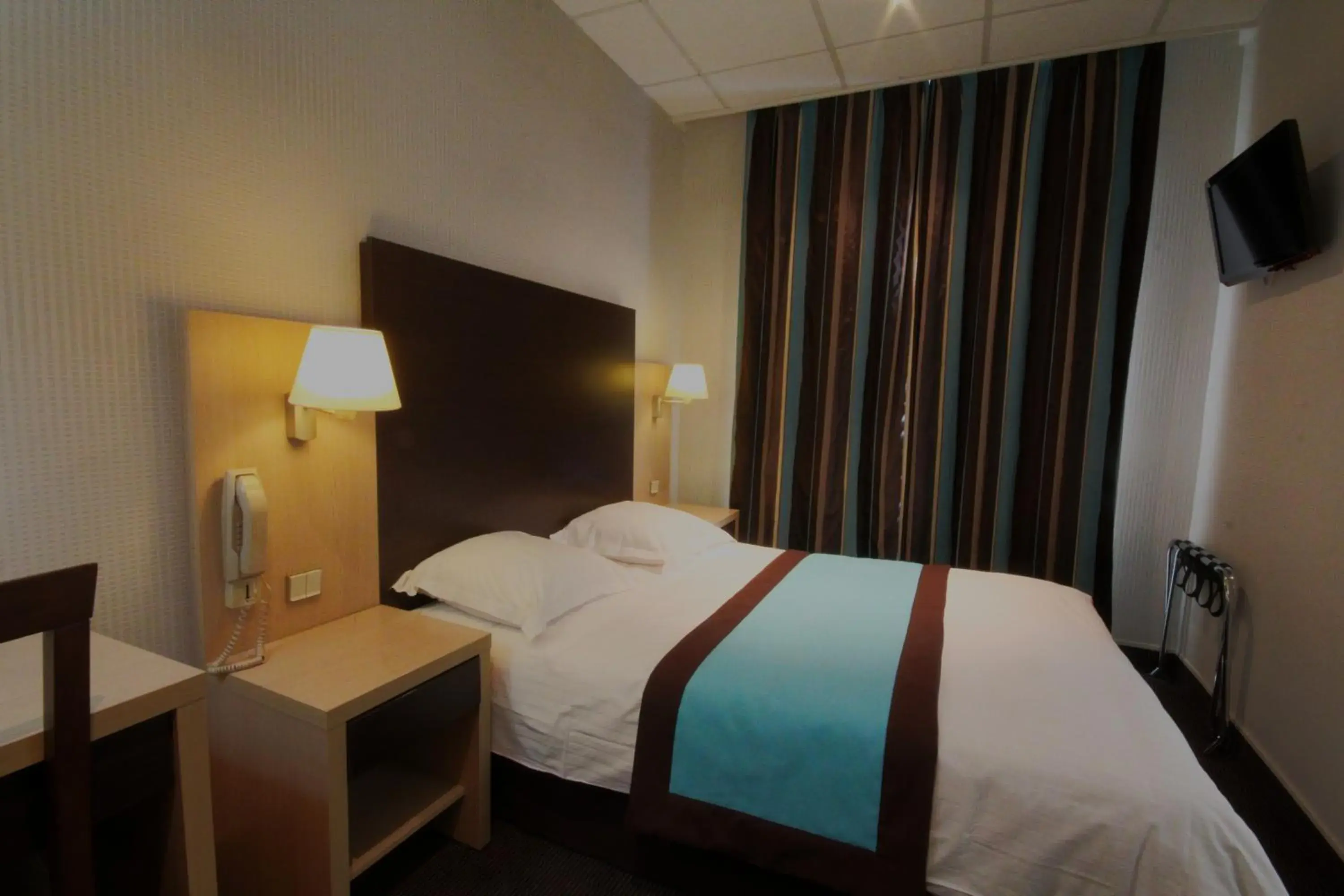 Double Room with Bath in Hôtel Des Trois Gares Double Room with Bath in Hôtel Des Trois Gares