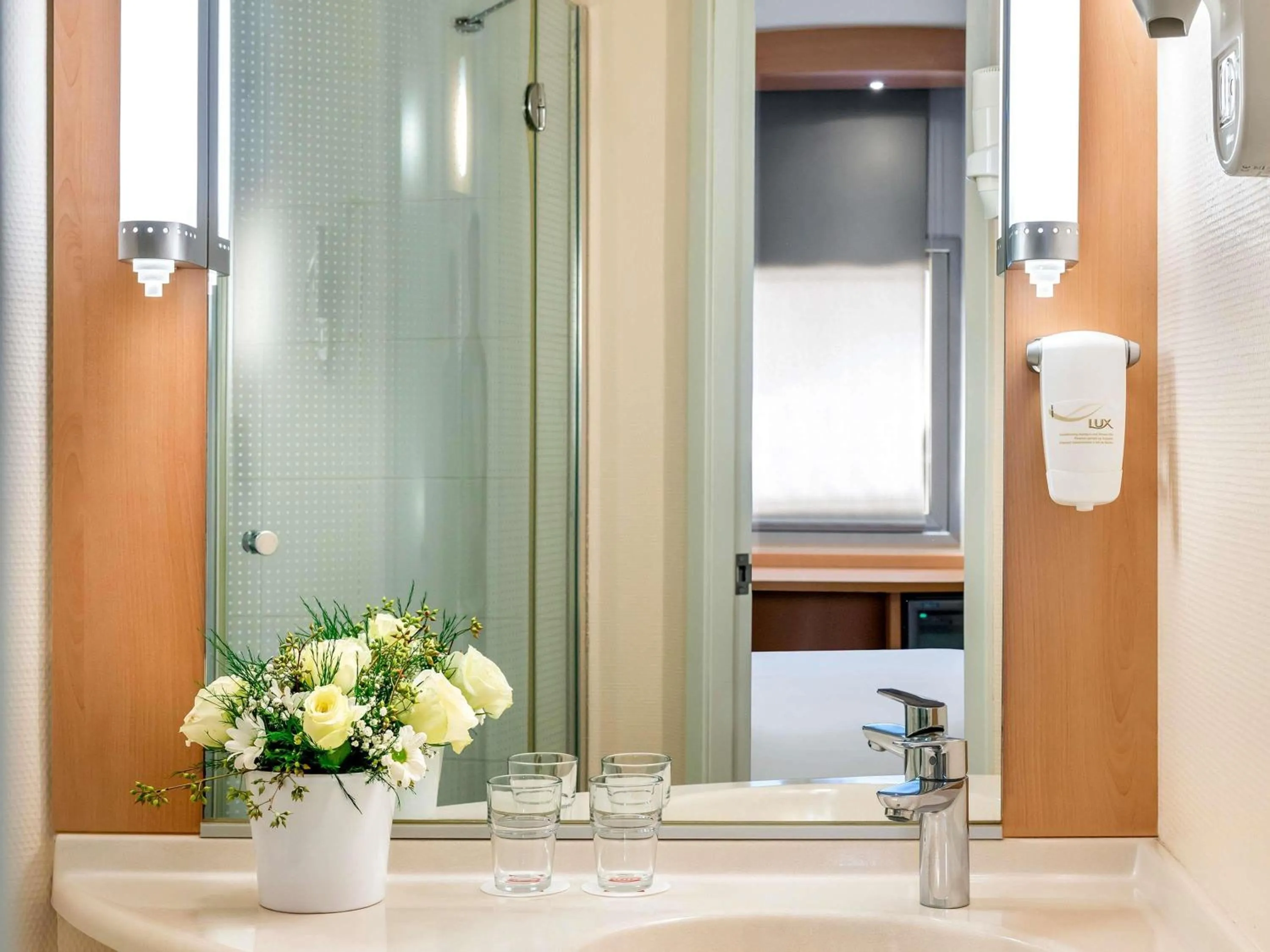 Bedroom in Ibis Izmir Alsancak