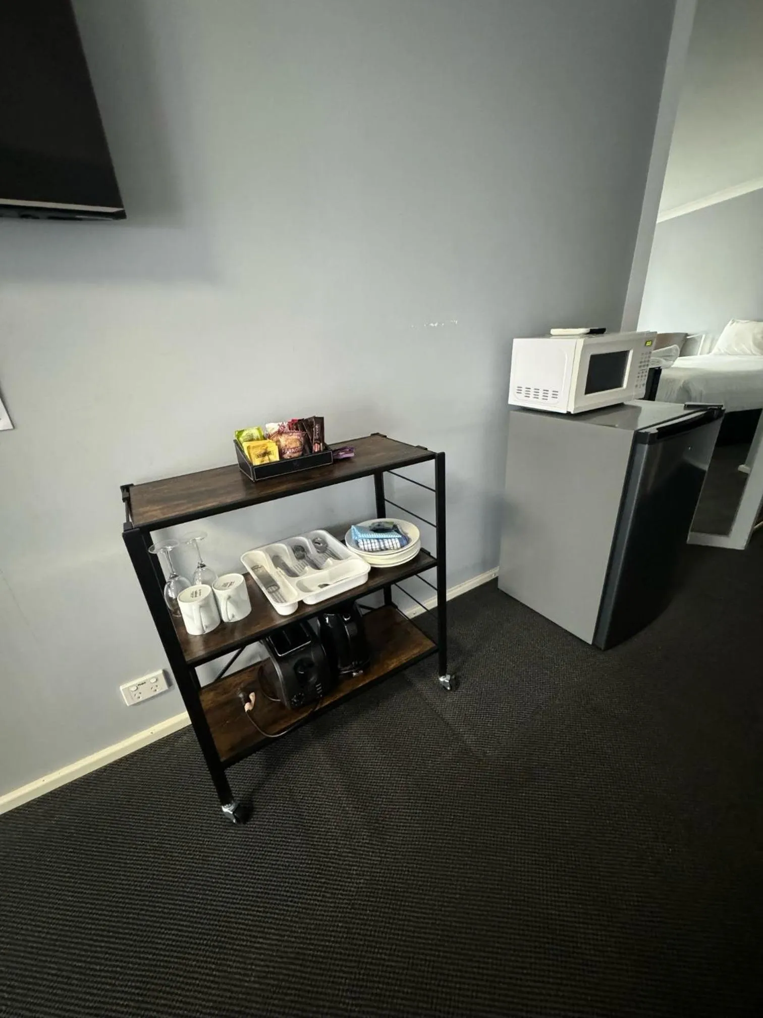 microwave in Old Maitland Inn - Rutherford